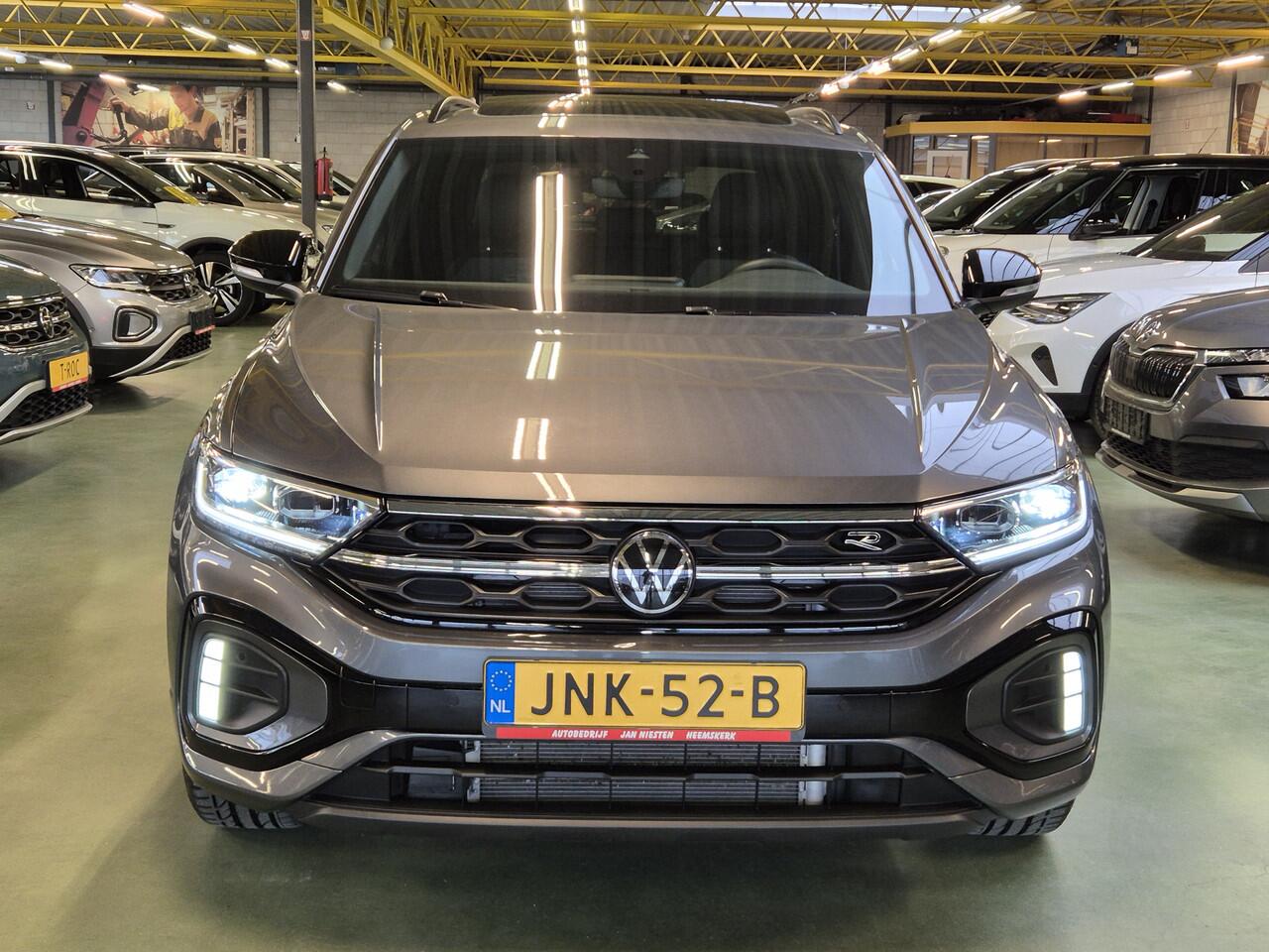 Volkswagen T-Roc 1.5 TSI R-Line -150pk- Automaat | Panorama dak | IQ LED | Camera | Elec. Achterklep | Rijklaarprijs