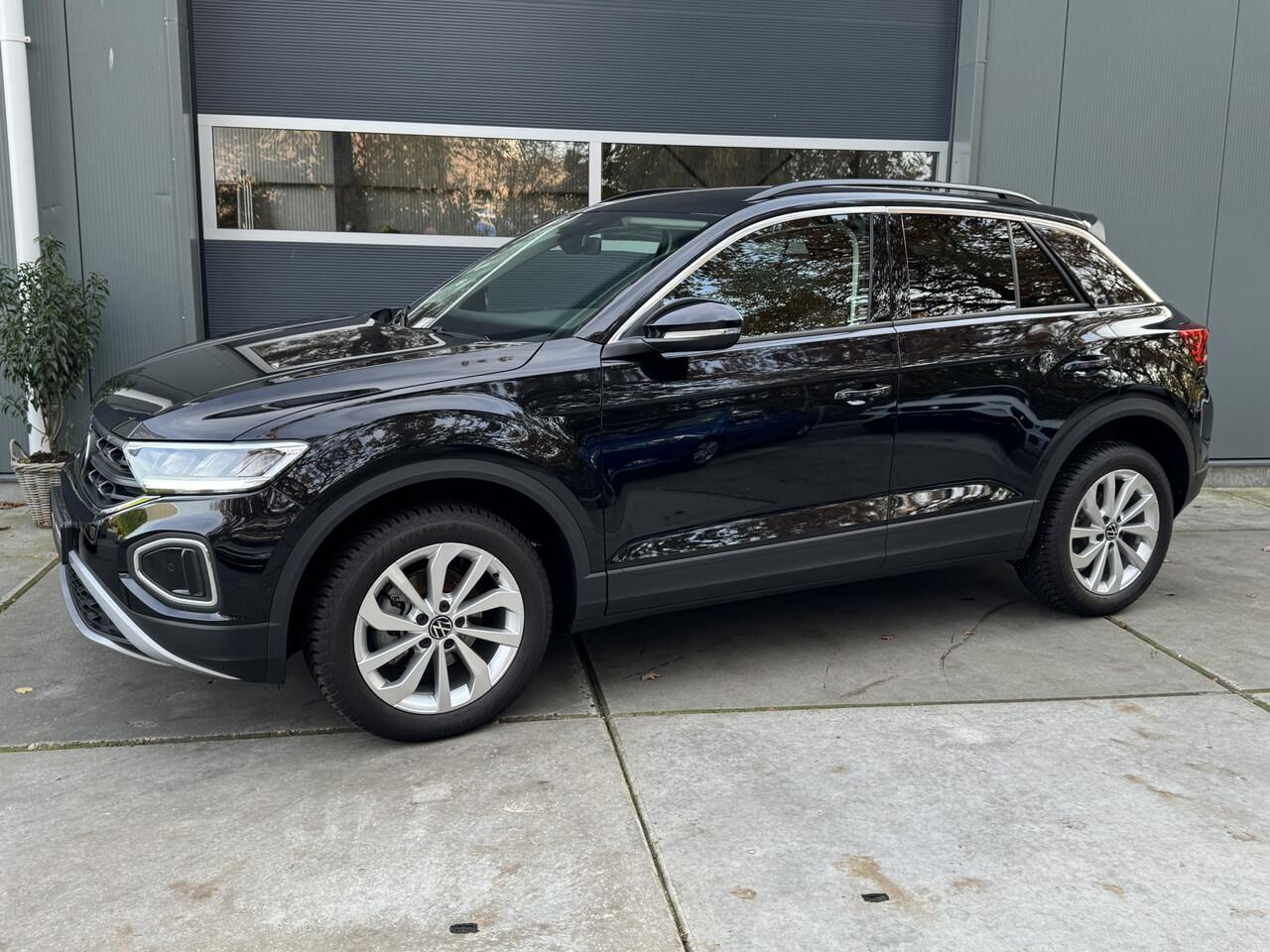 Volkswagen T-Roc 1.5 TSI 150pk DSG Life Edition Navigatie Winterpakket ACC Keyless Camera