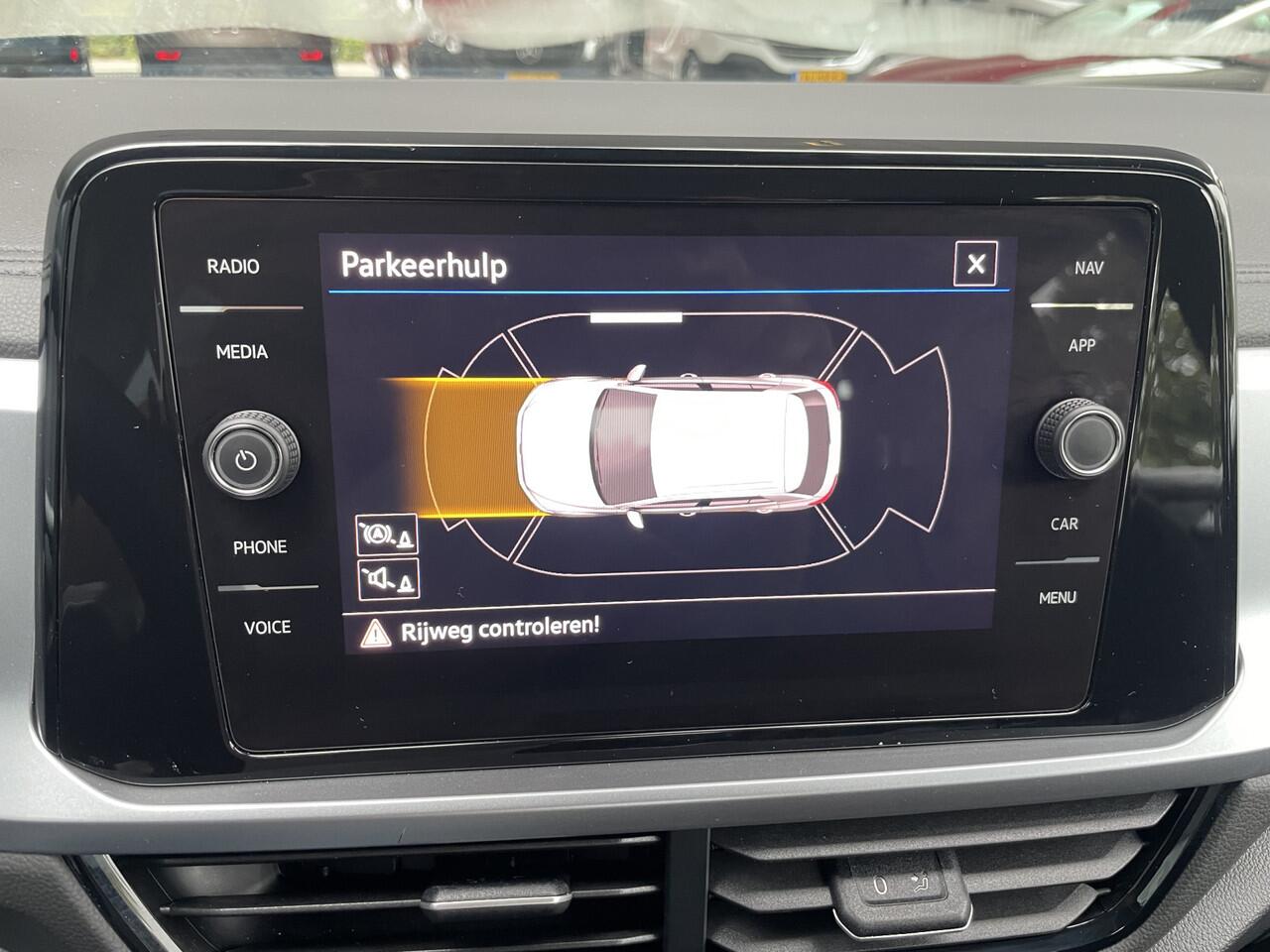 Volkswagen T-Roc 1.0 TSI Life Business Airco - cruise control - parkeersensoren voor en achter - Navigatie - Dakrails - Lederen stuurwiel