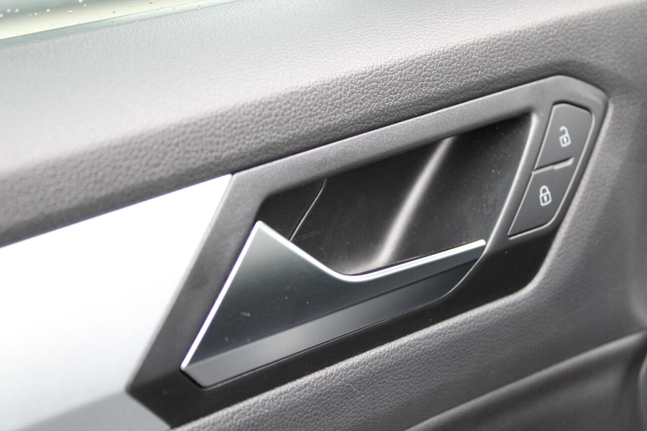 Volkswagen T-Roc 1.5 TSI Life Edition 150pk - ACC - LED - Navi - Stoelverwarming - Blind Spot - Virtual cockpit - Rijklaar