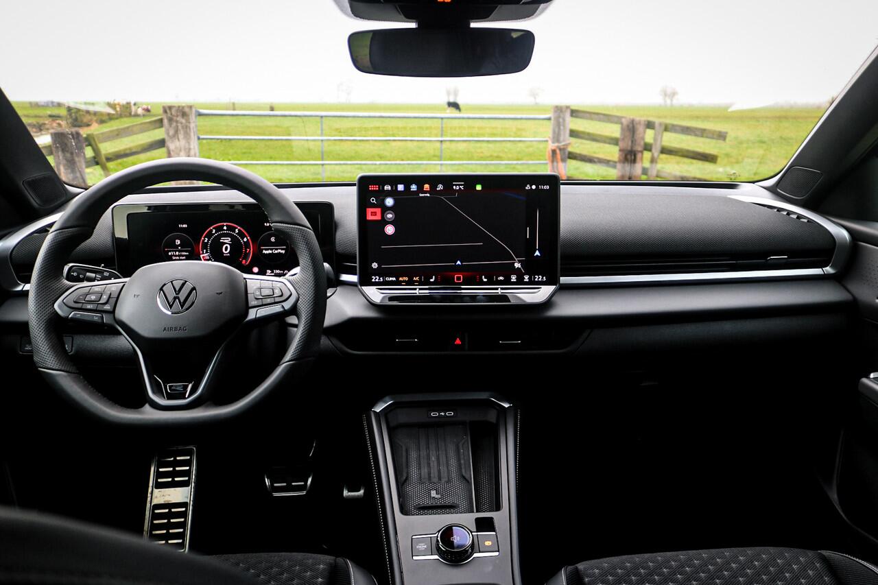 Volkswagen T-Roc 1.5 eTsi R-Line First Edition | Velgen 'Calgary', 20 inch | Achterklep elektrisch bedienbaar | Black Style Pakket