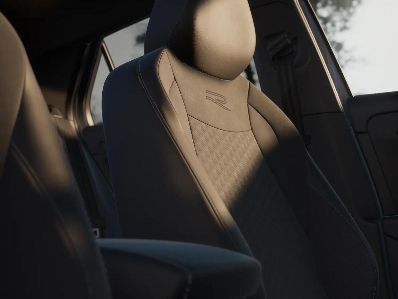 Volkswagen T-Roc R-Line First Edition 1.5 eTSI 110 kW / 150 PK SUV | Panoramaschuif-kanteldak | Assistance Pakket | Trekhaak | Black Style Pakket | Koplampverlichting matrix-led (IQ.LIGHT) | Elek. achterklep | Zwart dak