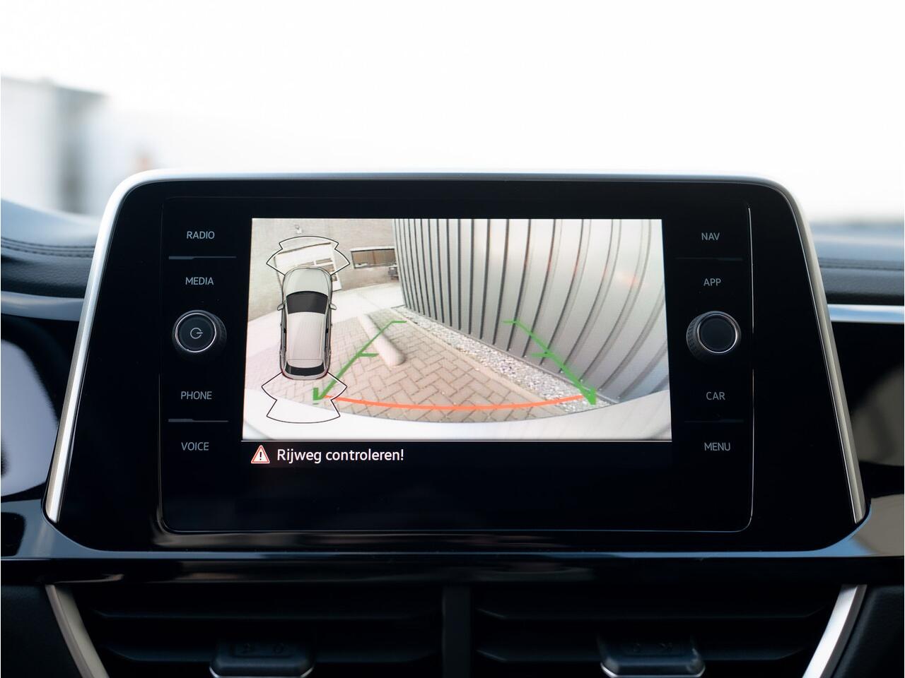 Volkswagen T-Roc 1.5 TSI 150Pk R-Line Business | Black Style | IQ Light | 19'' | Camera | Prijs Rijklaar!!