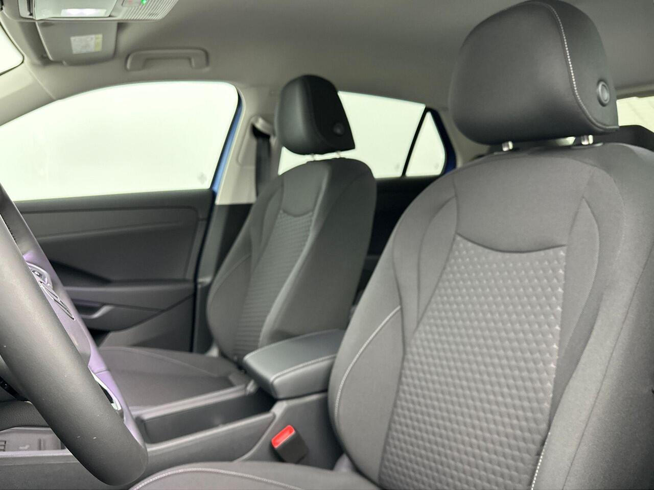 Volkswagen T-Roc Life First Edition 1.5 eTSI 85 kW / 116 PK SUV 7 v