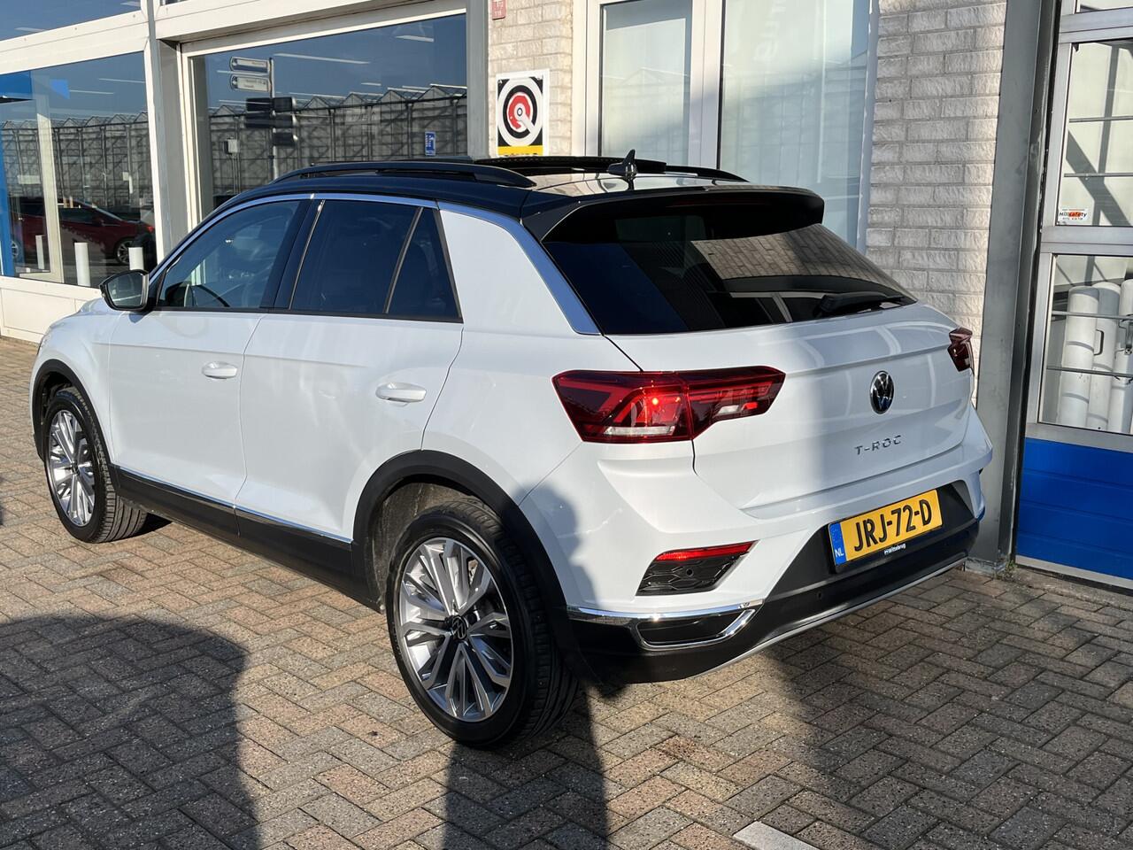 Volkswagen T-Roc 1.5 TSI Sport / AUTOMAAT/ PANO/ PARK. SENSOREN + CAMERA/ RIJ-MODI/ LED/ ADAPT. CRUISE/ 18" LMV/ DIGITAL DASH/ CLIMA/ NAVI/ DAB
