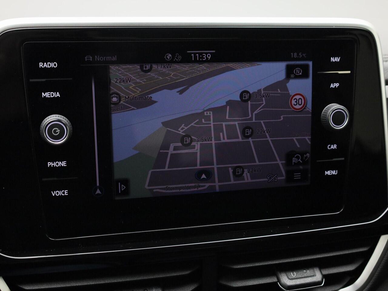 Volkswagen T-Roc 1.5TSI/150PK R-Line DSG · Navigatie · Apple/Android Car Play · Camera + Parkeersensoren · Trekhaak · Garantie tot februari 2027