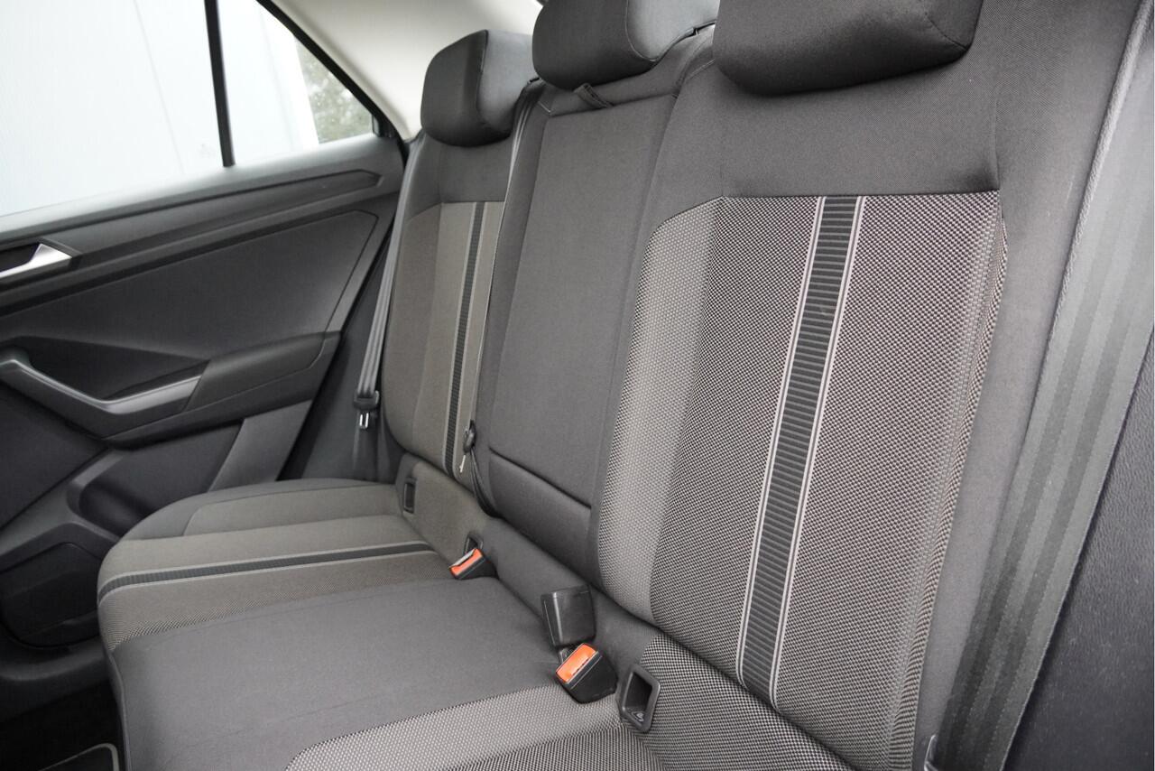 Volkswagen T-Roc 1.0 TSI Style BJ2021 Lmv 16" | Pdc | App-Connect | Navigatiesysteem ( Niet vrijgeschakeld ) | Airco | Cruise control | Getint glas
