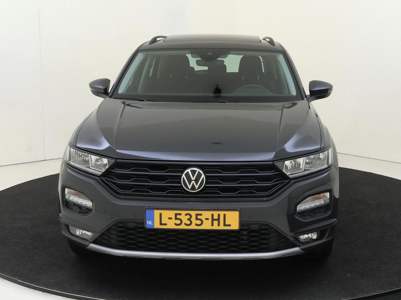 Volkswagen T-Roc 1.0 TSI Style | Panoramadak | Trekhaak | Navigatie | Digital cockpit Pro | Adaptieve cruise control | Parkeersensoren | Elektrische achterklep |