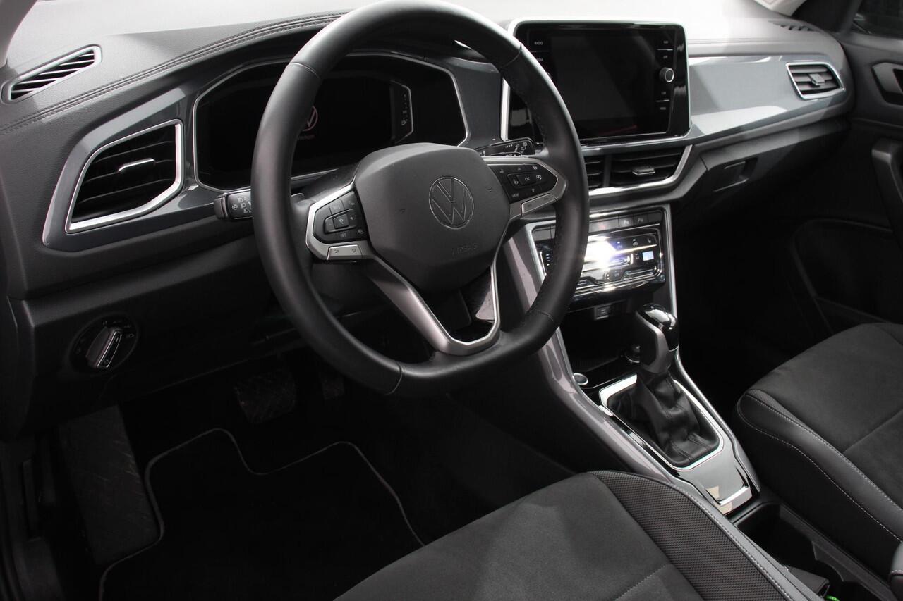 Volkswagen T-Roc 1.5 TSI 150pk DSG Style | Navigatie | Apple Carplay/Android Auto | Parkeersensoren | Camera | Adaptive Cruise Control | Park Assist | Stoel- en stuurverwarming | Elektrische achterklep | LED-koplampen | Getinte ramen