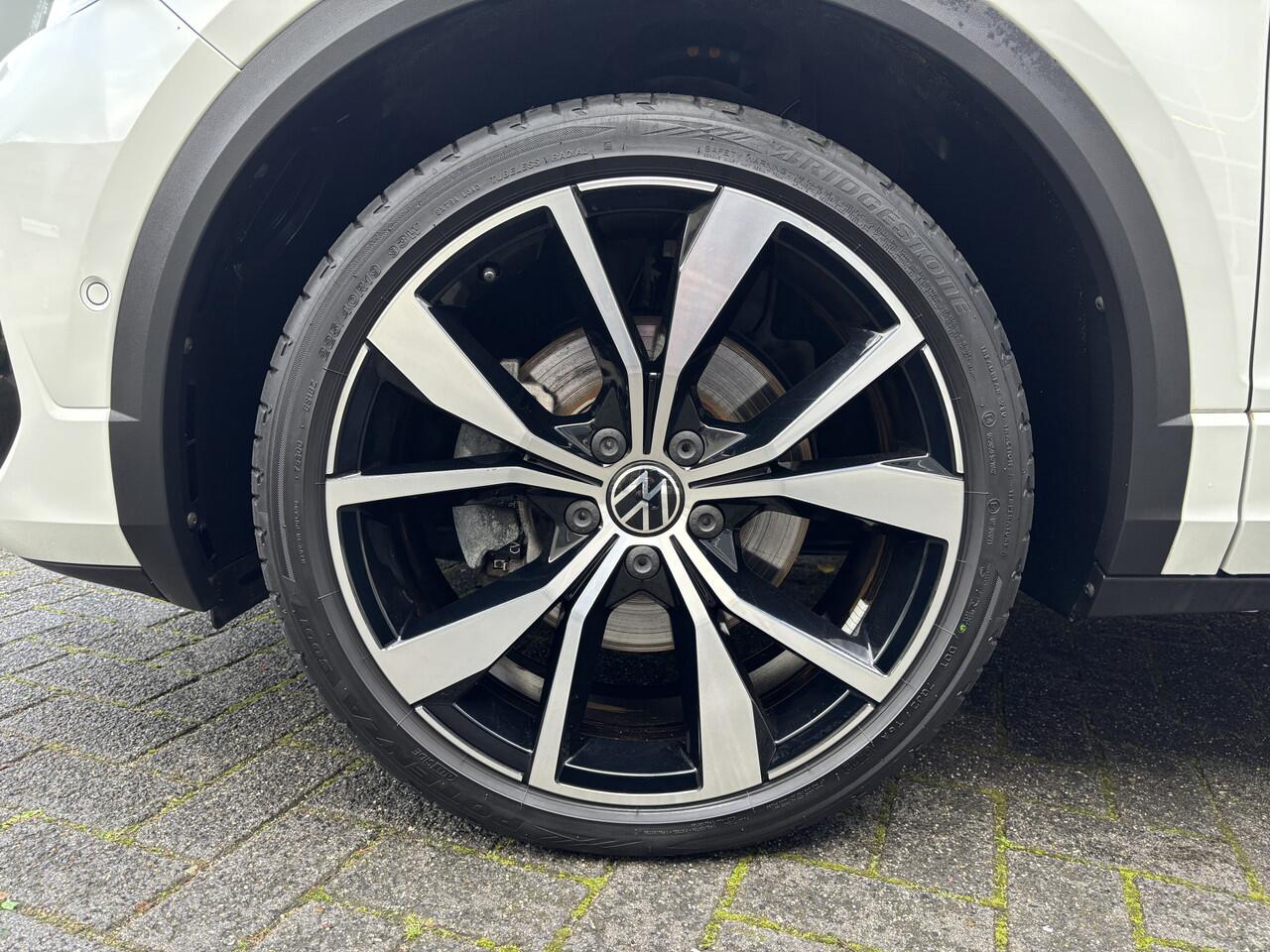 Volkswagen T-Roc 1.5 TSI 150pk R-Line DSG Automaat Panoramadak / Leder / IQ LED verlichting / 19"LM / Navigatie / App-connect / Camera Stoel+stuur verwarming / Elctr. a.klep / PDC