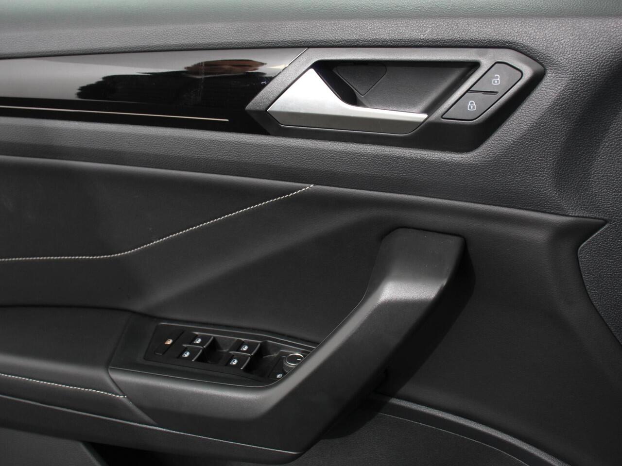 Volkswagen T-Roc 1.5 TSI 150pk DSG R-Line Edition | Navigatie | Apple Carplay/Android Auto | Electrische te openen kofferbak | Camera | Keyless start | Led | Dab | Adaptive Cruise Control