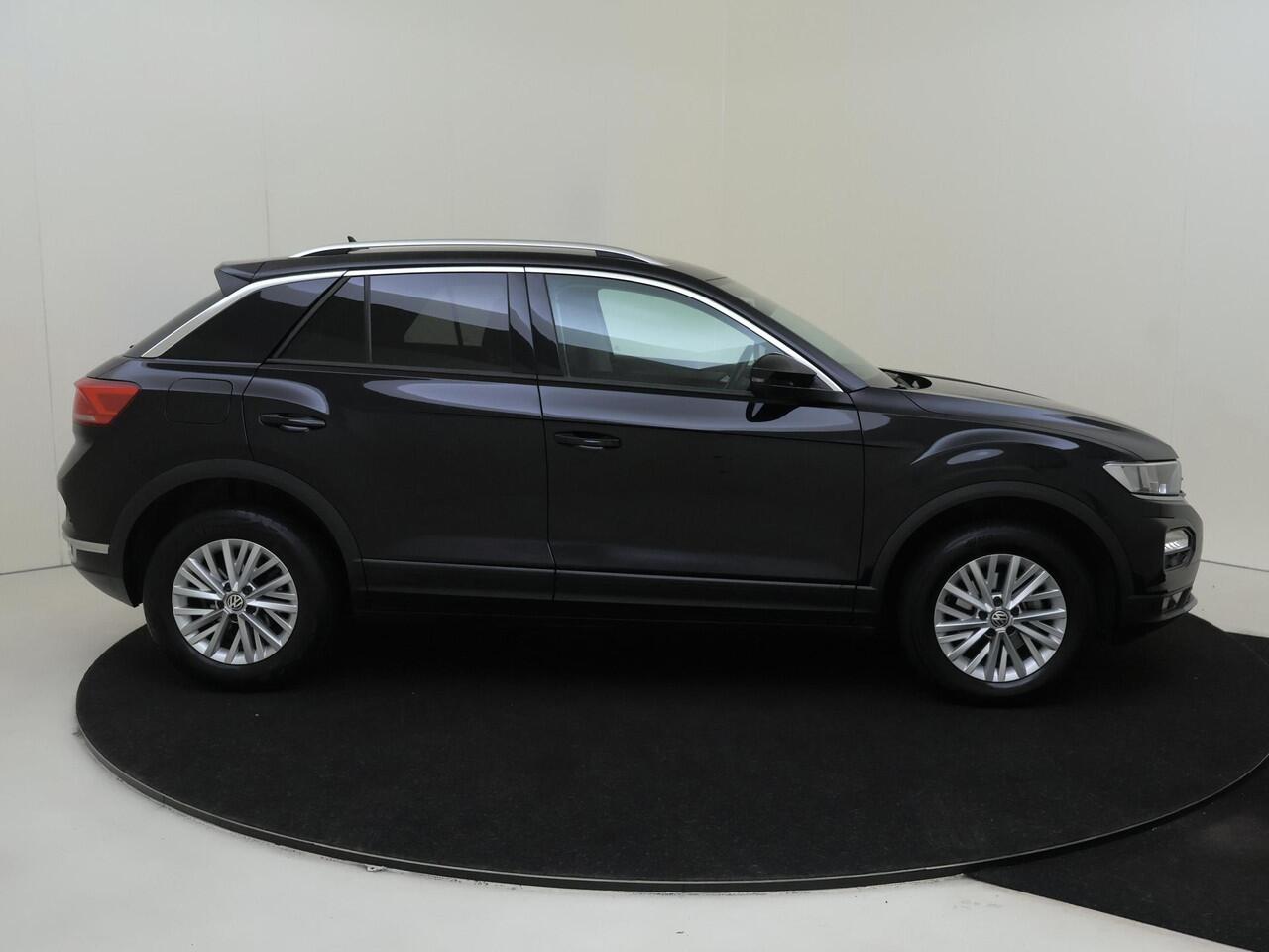 Volkswagen T-Roc 1.5 TSI Style Business | Achteruitrijcamera | Navigatie | Adaptieve cruise control | Elektrisch inklapbare buitenspiegels | CarPlay | Elektrische achterklep | Parkeersensoren |