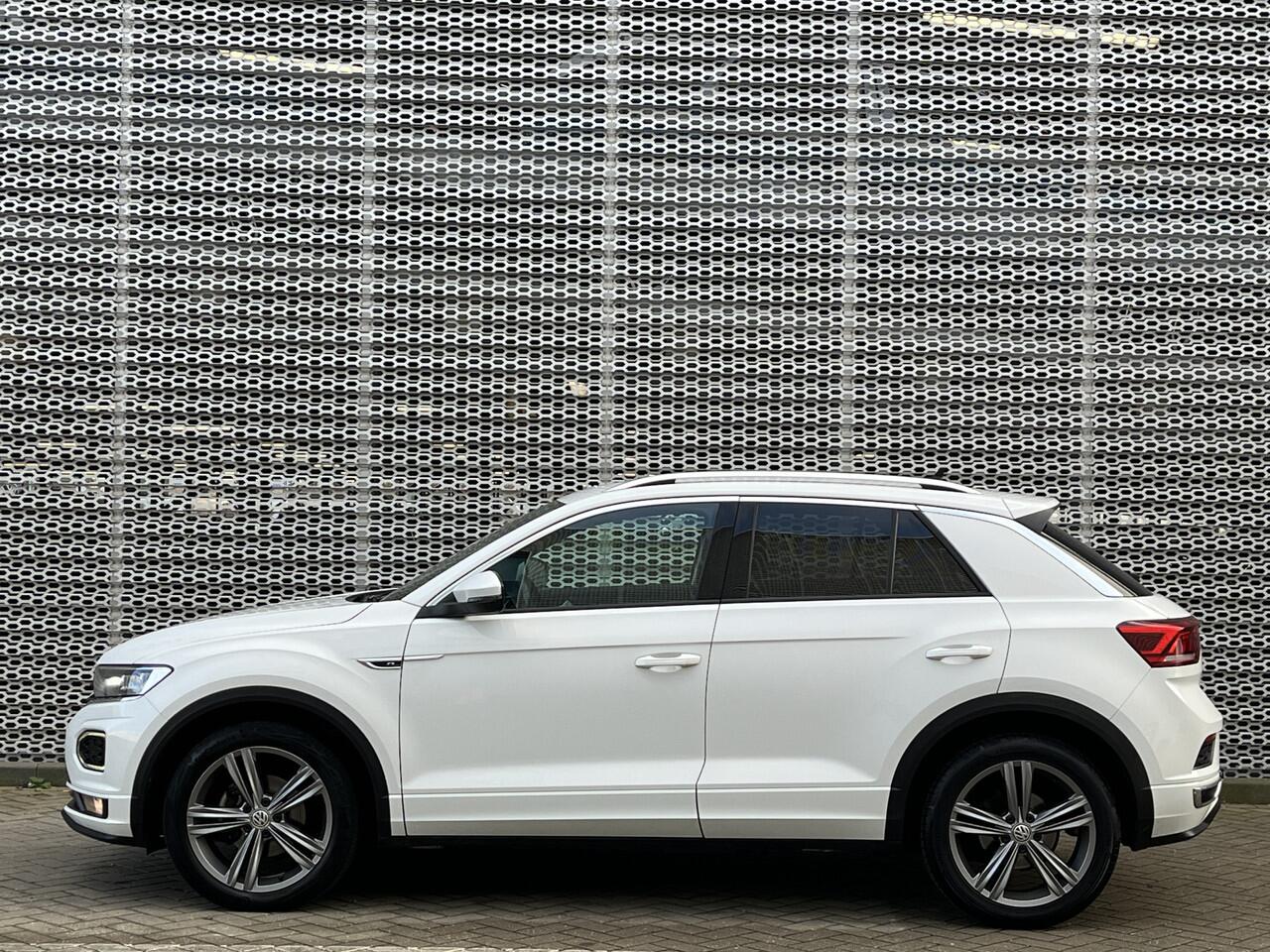 Volkswagen T-Roc 1.5 TSI Sport / Digitaal dashboard / Navigatie / 2x R-line / Afneembare trekhaak / Parkeersensoren V+A / P4