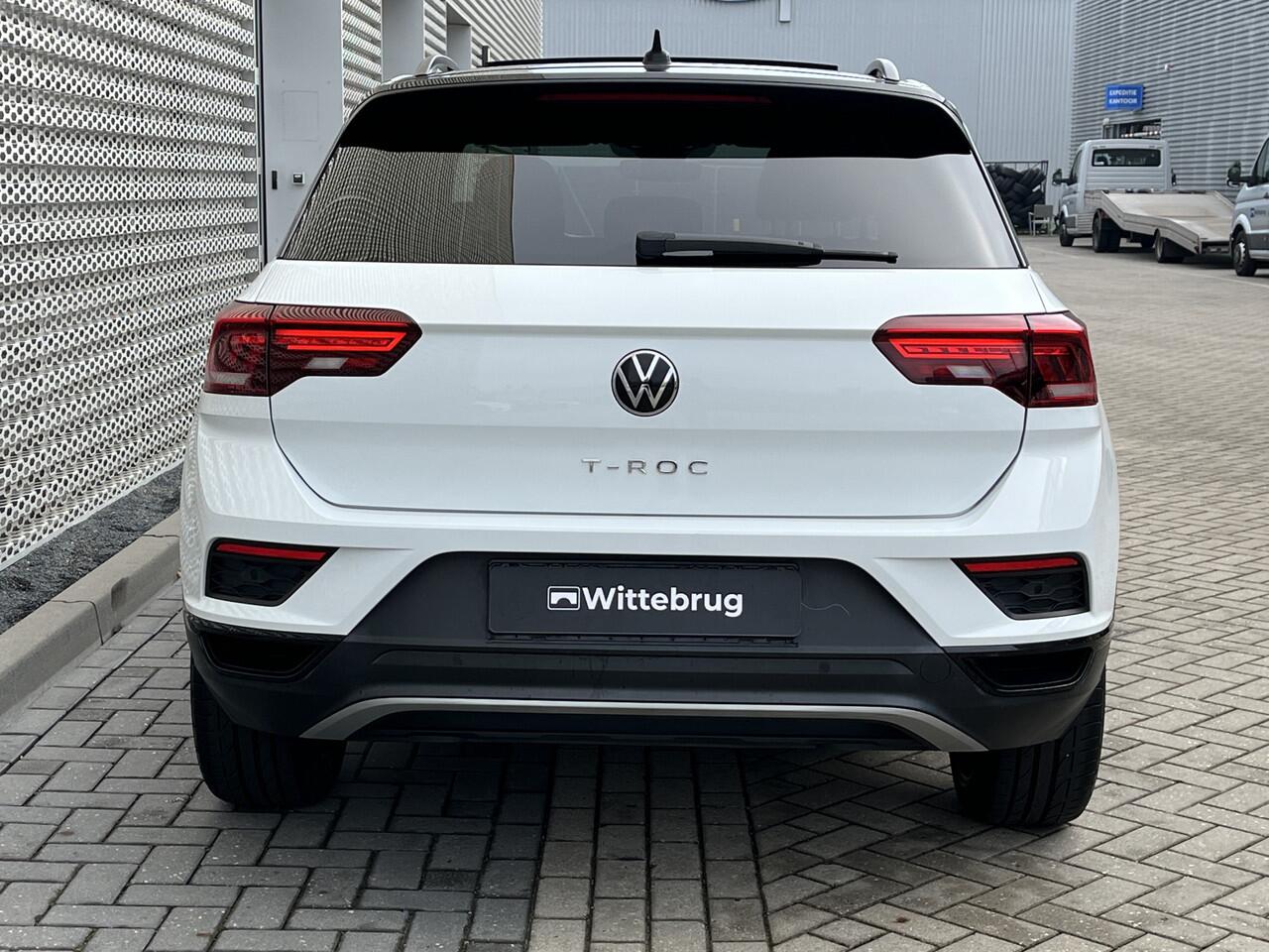 Volkswagen T-Roc 1.5 TSI 150PK Sport / Digitale Cockpit Pro / Panoramadak / Zwenkbare Trekhaak / Black Style / Elektrische Achterklep / Stoelverwarming / Dodehoek Sensor