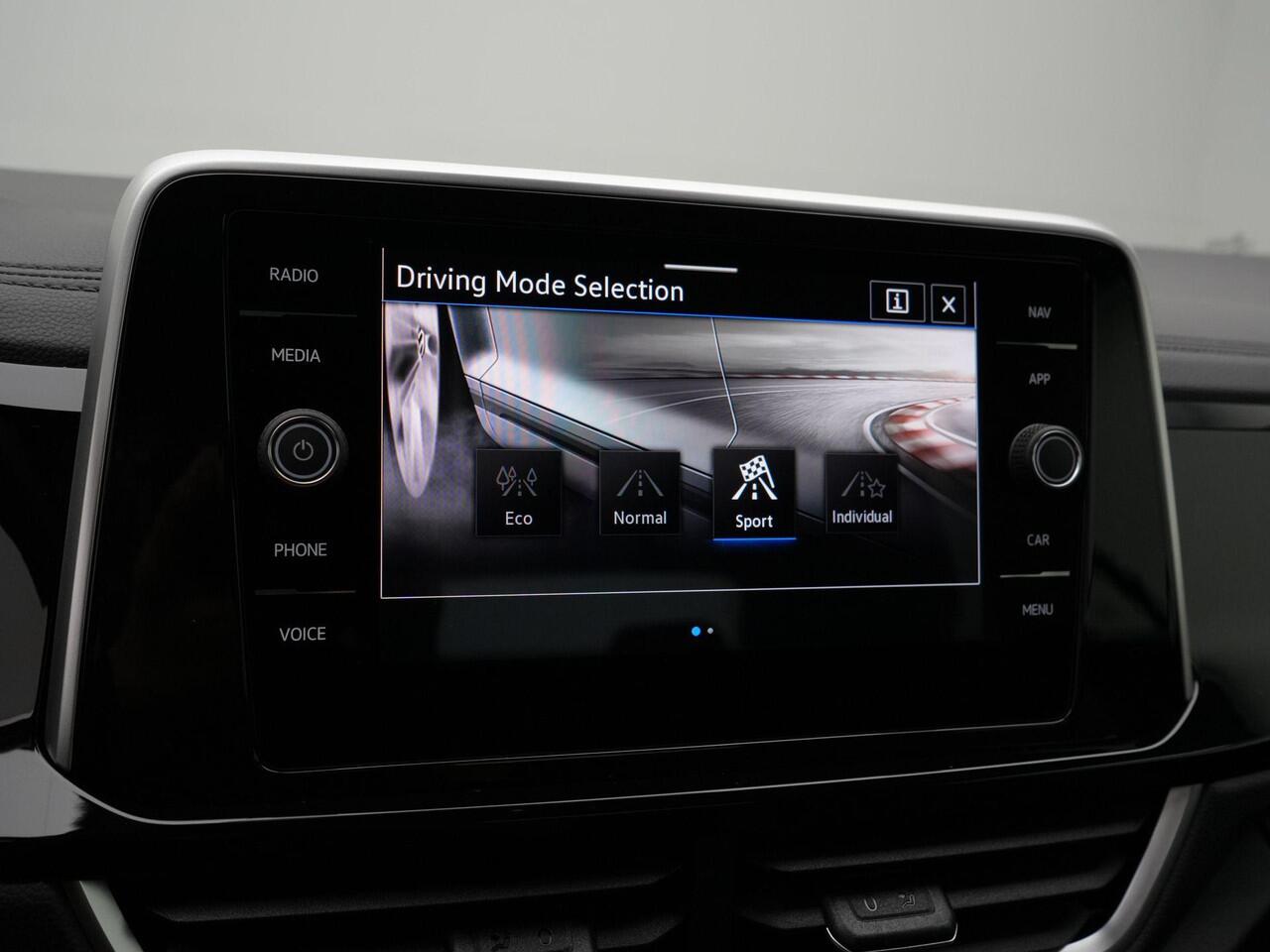 Volkswagen T-Roc Cabrio 1.5 TSI 150 pk DSG R-Line | Trekhaak | Stuur-/stoelverwarming | Navigatie | Parkeersensoren voor/achter