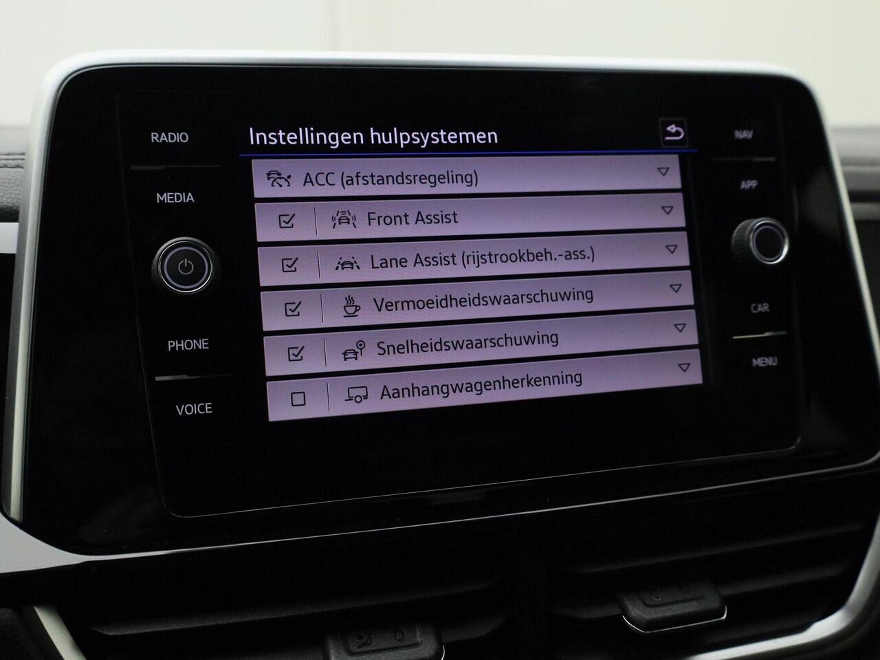 Volkswagen T-Roc 1.5 TSI 150PK DSG R-Line · Apple/Android Car Play · Camera · P-Sensoren · Navigatie · Stoelverwaming · 17'' Inch · Garantie t/m 04-03-2027 of 100.000km