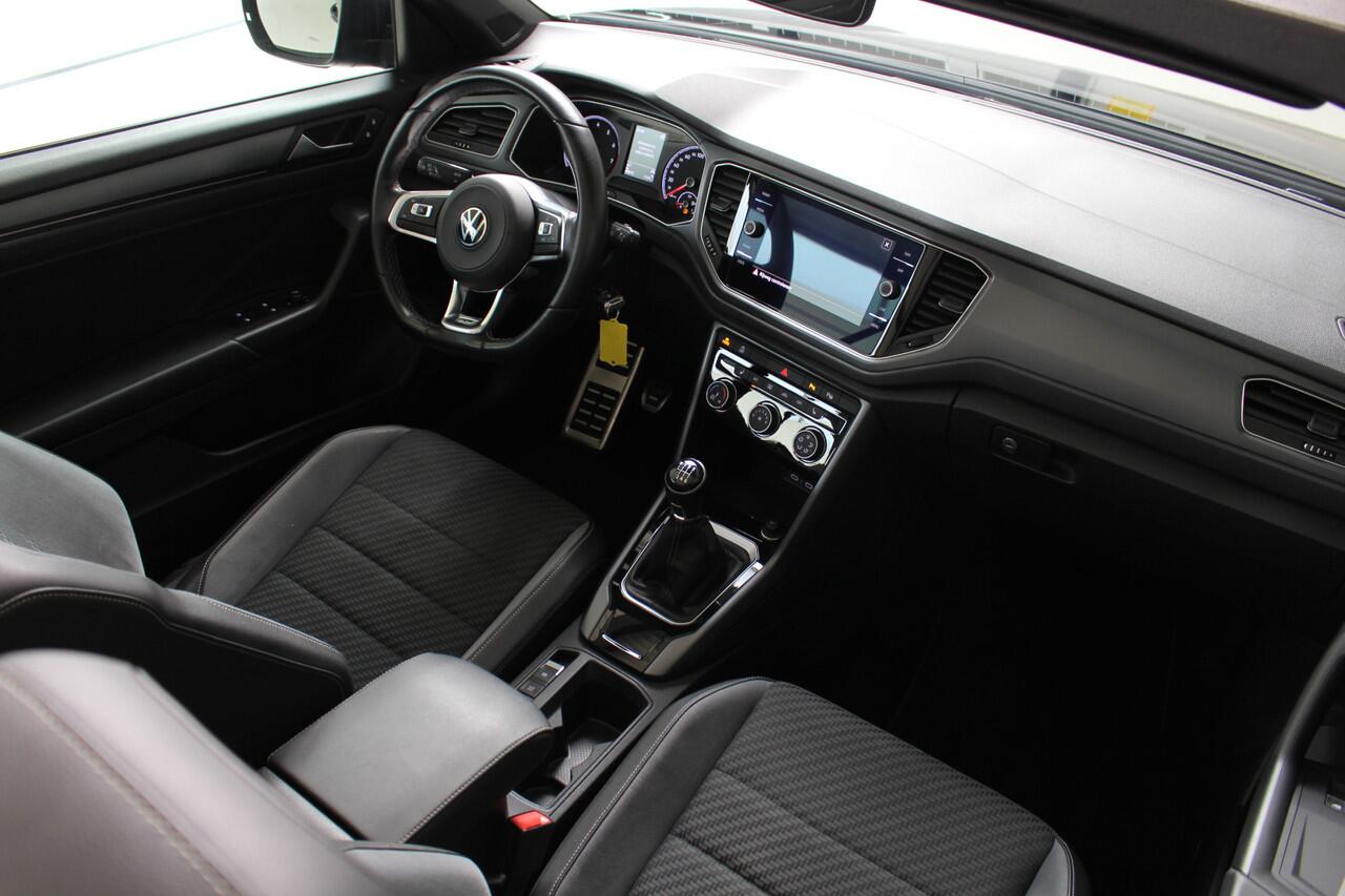 Volkswagen T-Roc Cabrio 1.5 TSI R-Line Blackstyle Navigatie | Camera | Trekhaak | 18" Grange Hill Zwart