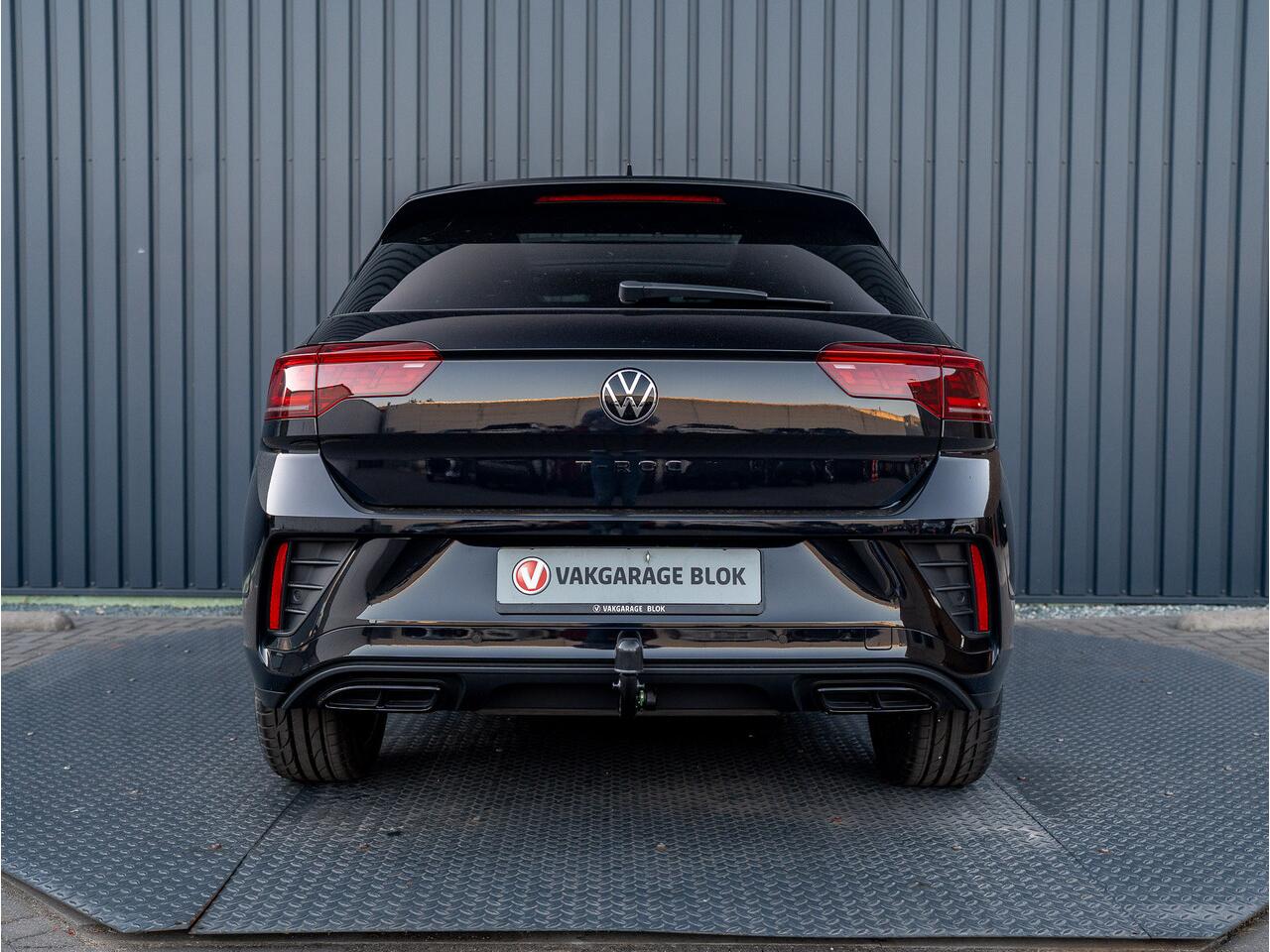 Volkswagen T-Roc 1.5 TSI R-Line Black Style | Panodak | Beats | Keyless | Trekhaak afnb | IQ Light | Side Assist | Prijs Rijklaar!!