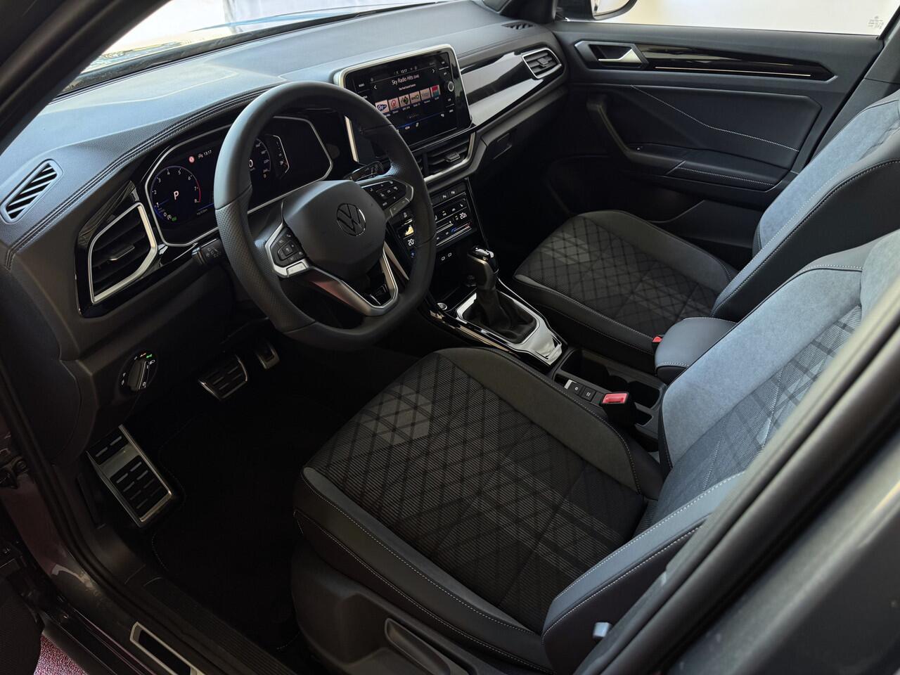 Volkswagen T-Roc ? NIEUWE AUTO ? 1.5 TSI DSG 2025 R-LINE 150PK AFN.TREKHAAK IQ LIGHT ALCANTARA ELEK.KLEP CARPLAY STOEL/STUUR VERW. 19"LMV VIR.COCKPIT 2025 RLINE R LINE "Volkswagen rijden begint bij Topautos.nl - 75 topmodellen direct op voorraad!"