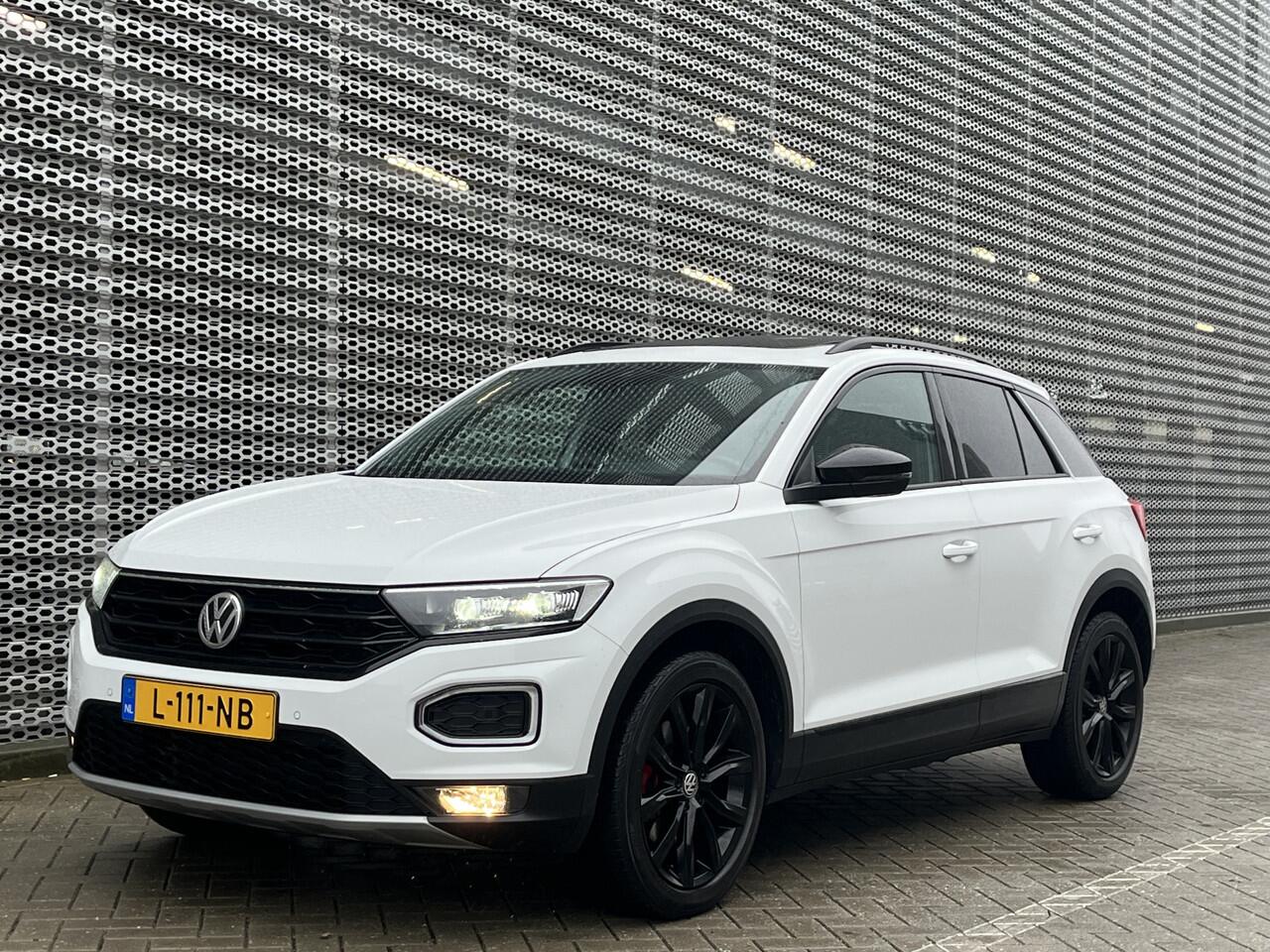 Volkswagen T-Roc 1.5 TSI 150PK Sport Business / Digitaal dashboard / Pano / Navigatie / Camera / Parkeersensoren V+A / Lichtmetaal 18 inch / **