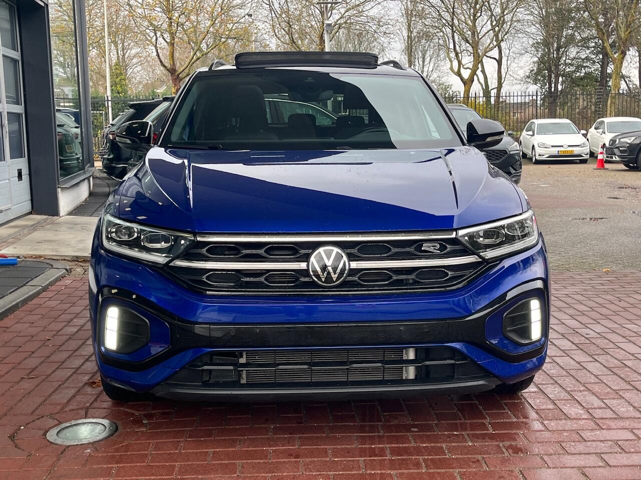 Volkswagen T-Roc 1.5 TSI 150pk DSG R-Line / Black Style / Zwart Dak / Panoramadak / Digital Cockpit Pro / Ergoactive Stoel / IQ LED / Trekhaak Afneembaar / 19" LMV / Beats / Camera / Keyless / Alarm / Stoelverwarming