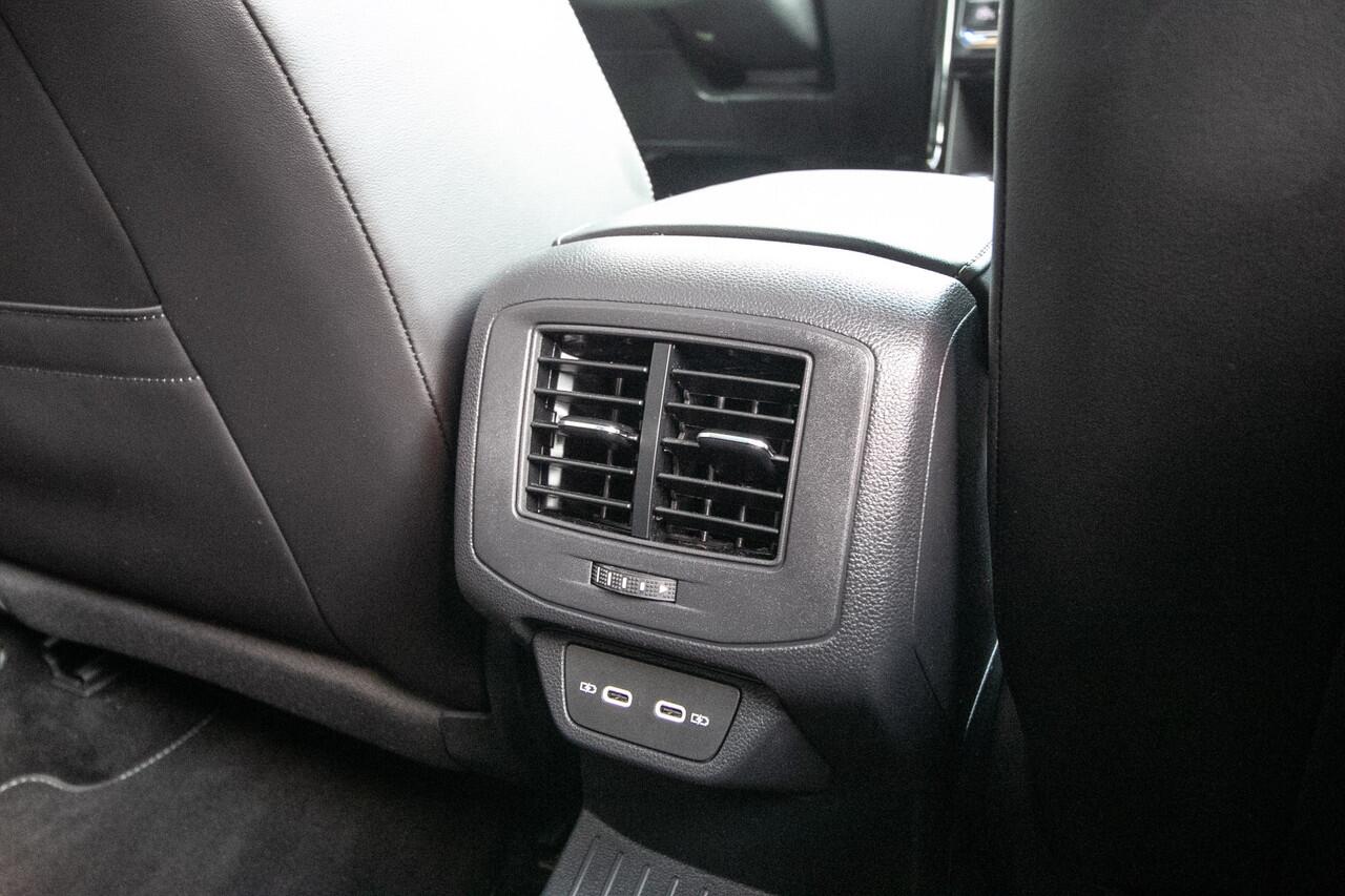 Volkswagen T-Roc 1.5 TSI R-Line Edition | Adapt cruise | Panorama dak | 19" Lmv |