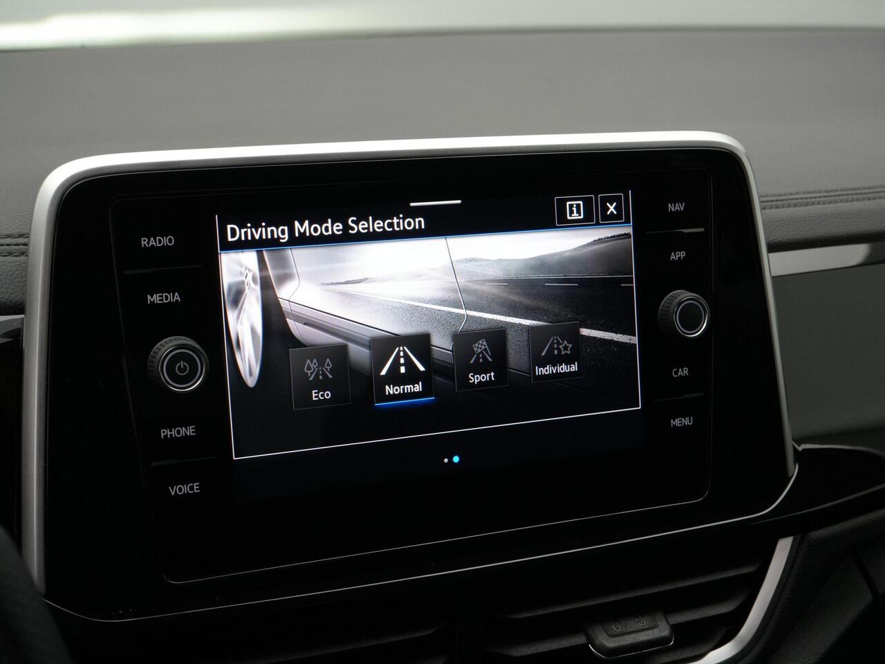 Volkswagen T-Roc 1.5 TSI 150 pk DSG R-Line | Achteruitrijcamera | Sportonderstel | Trekhaak | Adaptive Cruise | Park Assist | ErgoActive bestuurdersstoel