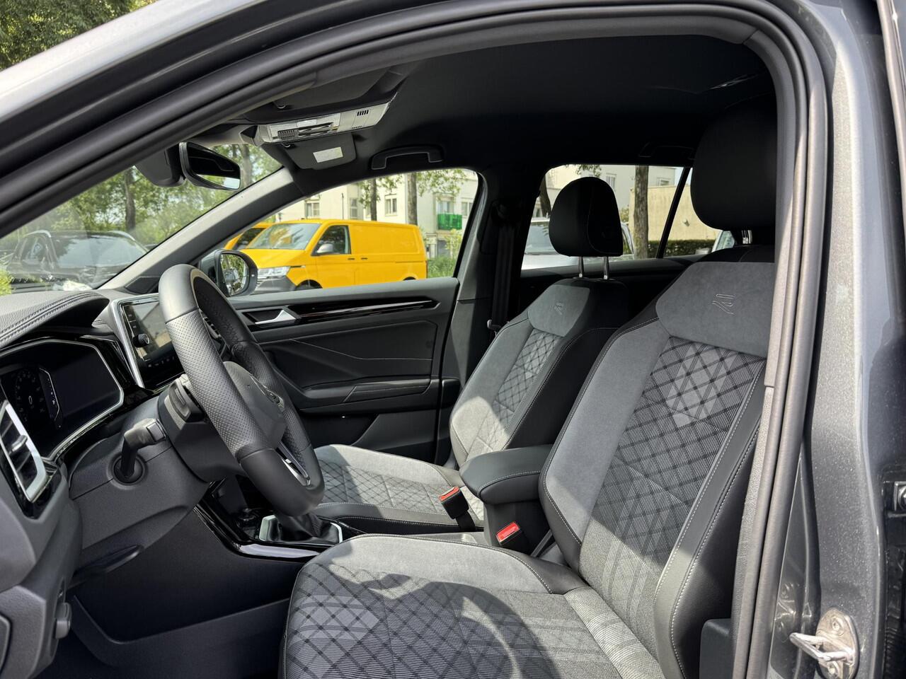 Volkswagen T-Roc 1.5 TSI 150pk DSG R-Line (Trekhaak,Camera,IQ,Virtual)