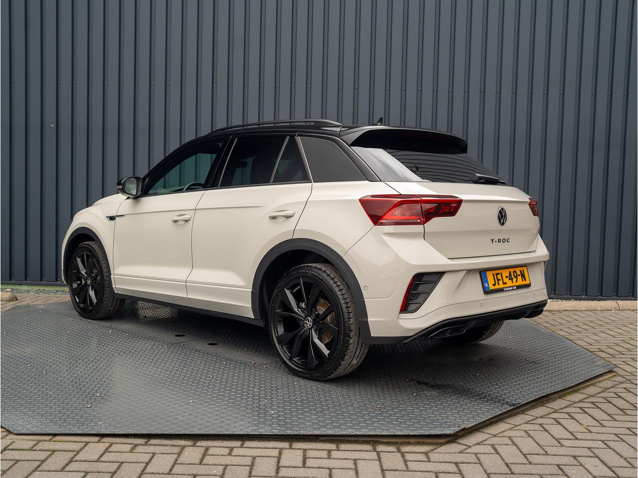 Volkswagen T-Roc 1.5 TSI R-Line Business | Panodak | Beats | Keyless | Trekhaak afnb | IQ Light | Side Assist | Prijs Rijklaar!!