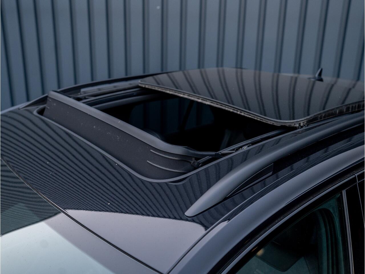 Volkswagen T-Roc 1.5 TSI R-Line Black Style | Panodak | Beats | Keyless | Trekhaak afnb | IQ Light | Side Assist | Prijs Rijklaar!!