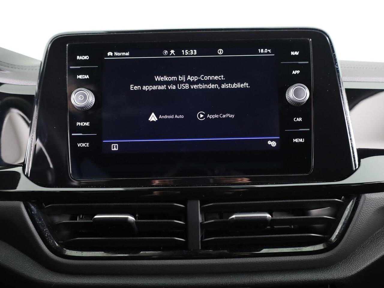 Volkswagen T-Roc 1.5 TSI R-Line 150 PK DSG |Private lease vanaf ¤ 699,- pm | Blackstyle | Trekhaak afneembaar | ErgoActive Stoel Pakket | Navigatie |