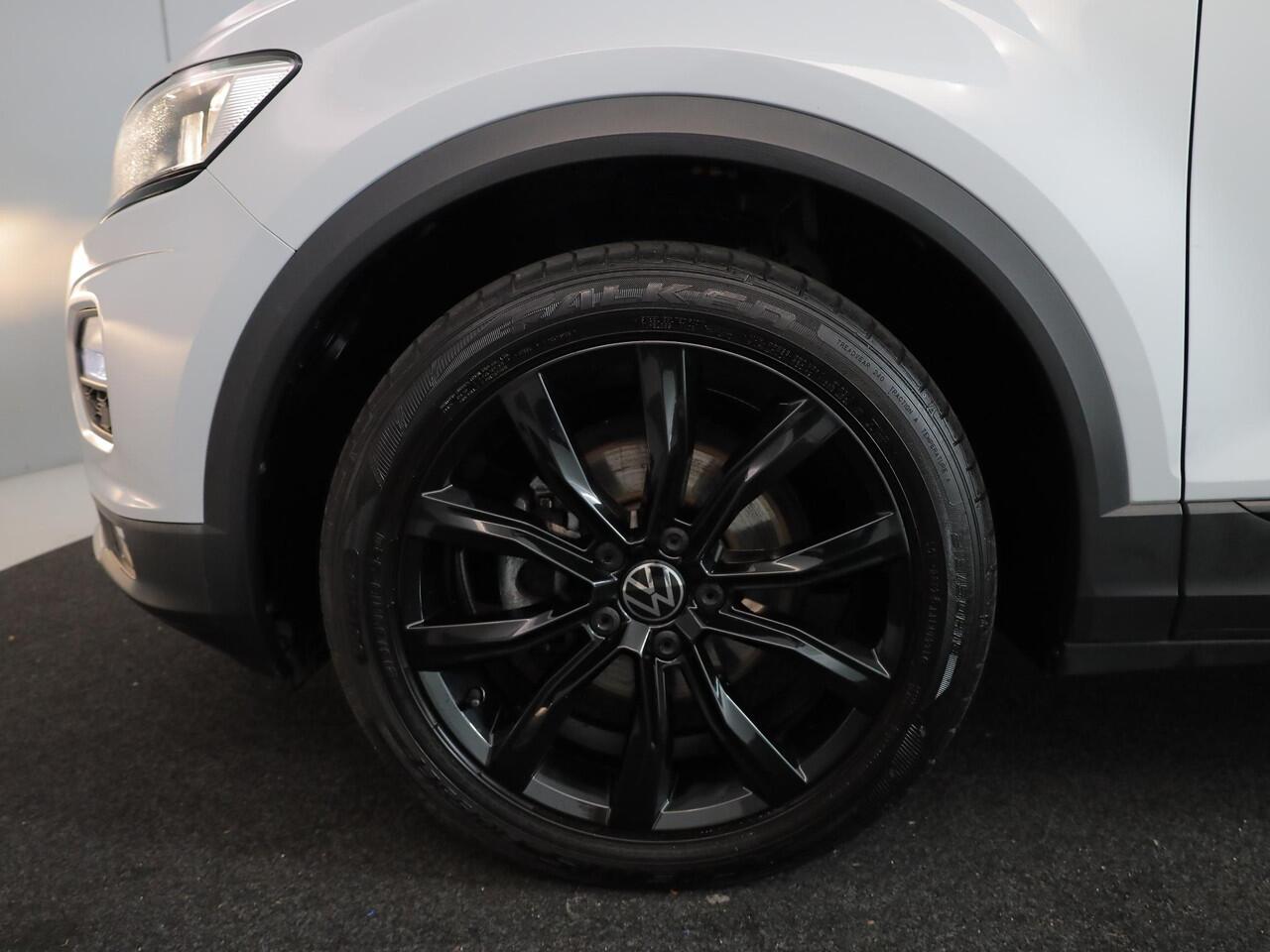 Volkswagen T-Roc 1.5 TSI Sport 150 pk Automaat (DSG) | Navigatie via App | Panoramadak | Parkeersensoren | Black Style pakket | Stoelverwarming |