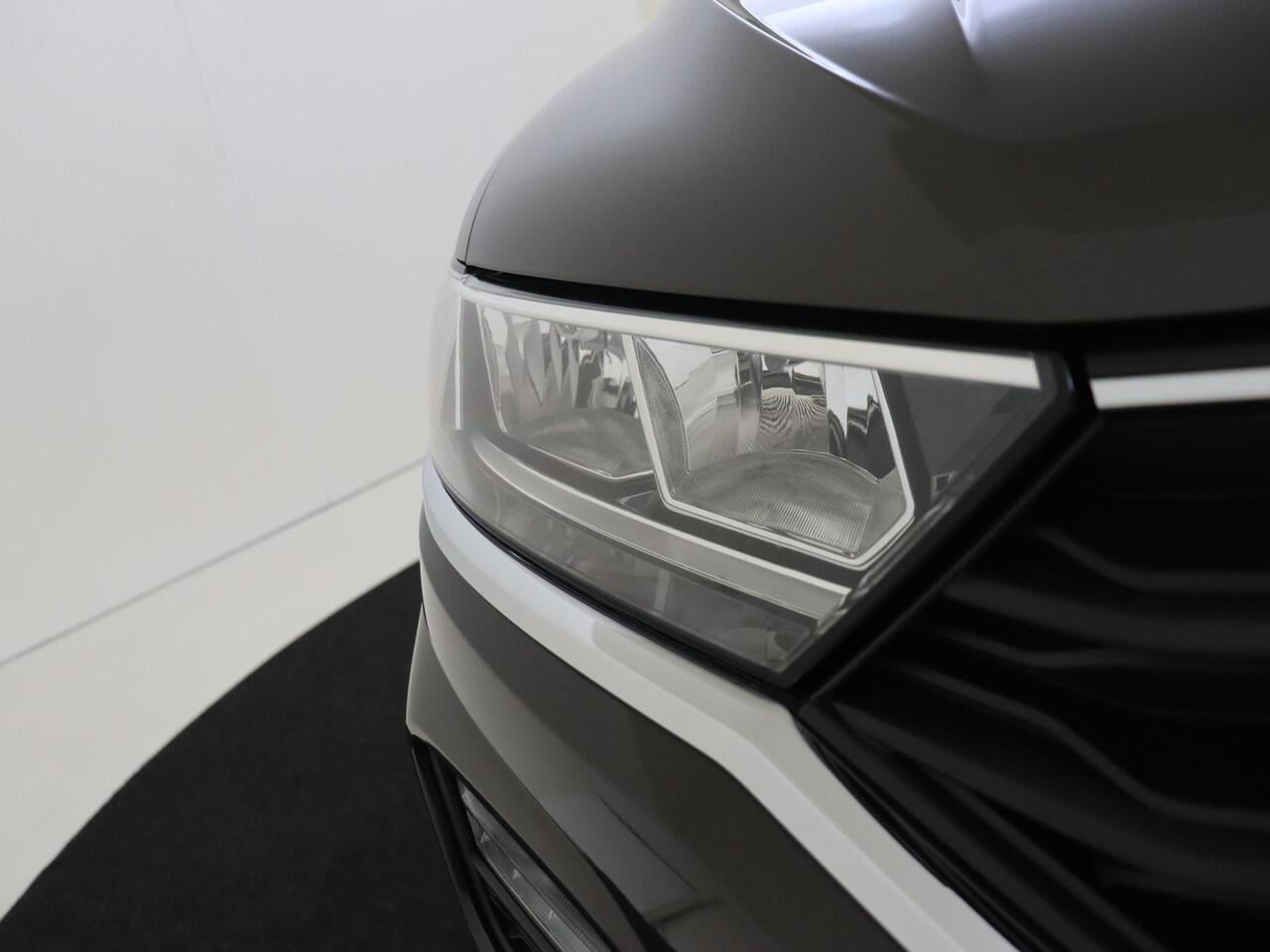 Volkswagen T-Roc 1.5 TSI Style | Navigatie | Parkeerassistent | Adaptieve cruise control | CarPlay | Elektrisch inklapbare buitenspiegels | Parkeersensoren |