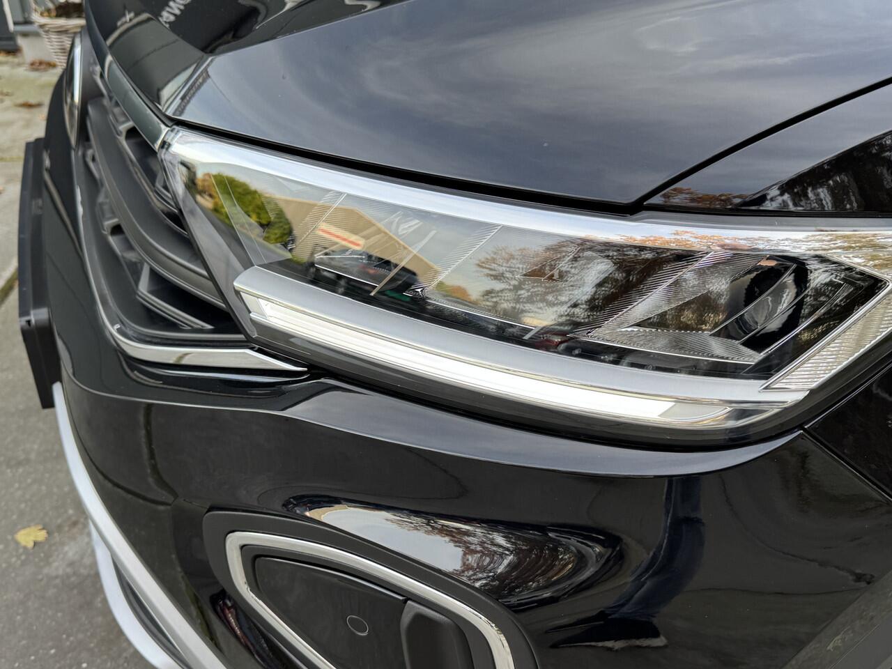 Volkswagen T-Roc 1.5 TSI 150pk DSG Life Edition Navigatie Winterpakket ACC Keyless Camera