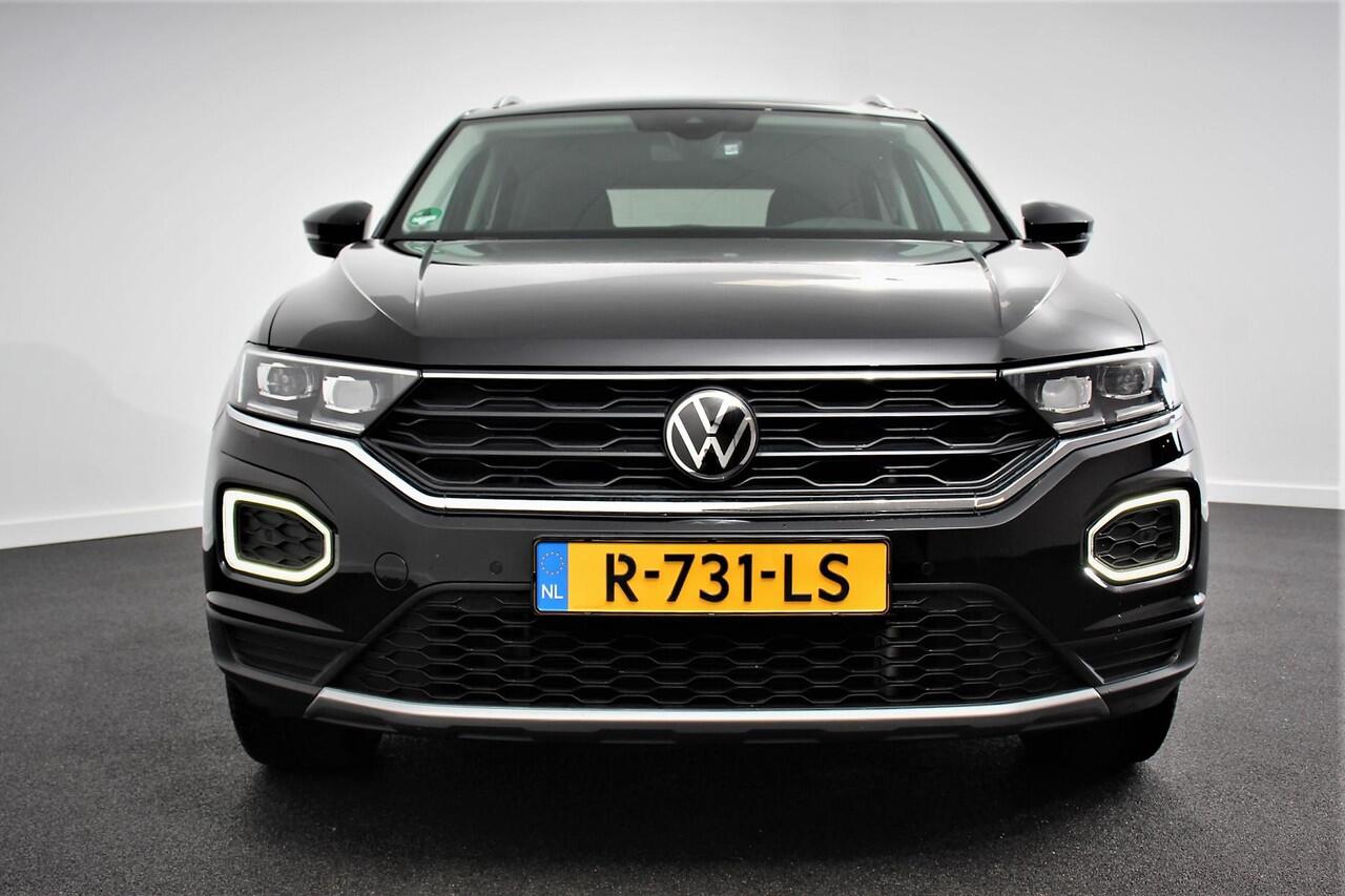 Volkswagen T-Roc 1.5 TSI DSG Active Volkswagen T-Roc 1.5 TSI Active | Navigatie | App Connect | Climate Control | Cruise control Adaptive | PDC VA | App | Winter Pack