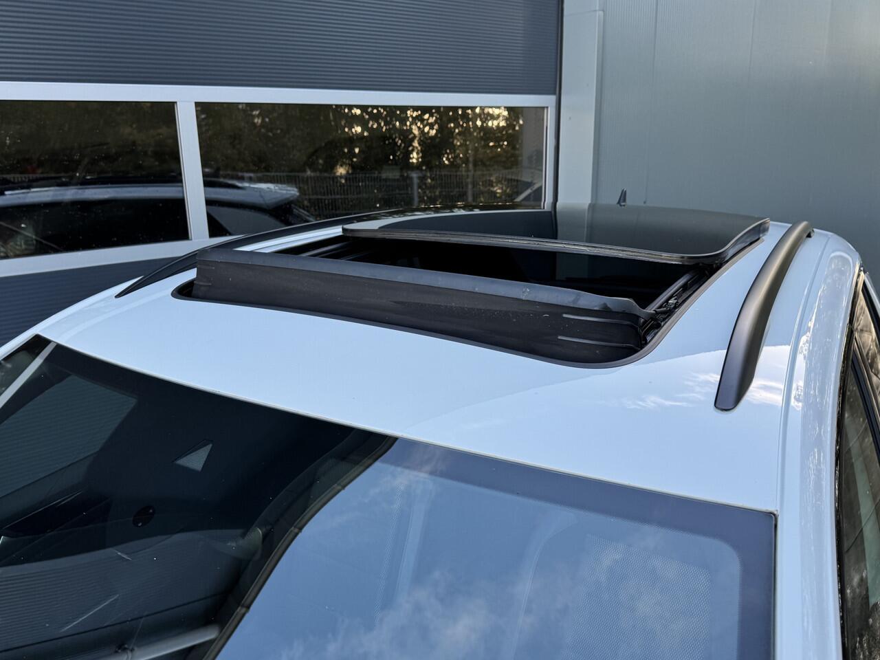 Volkswagen T-Roc 1.5 TSI 150pk DSG Sport Business Panorama Virtual Cockpit Navigatie Stoelverwarming Camera