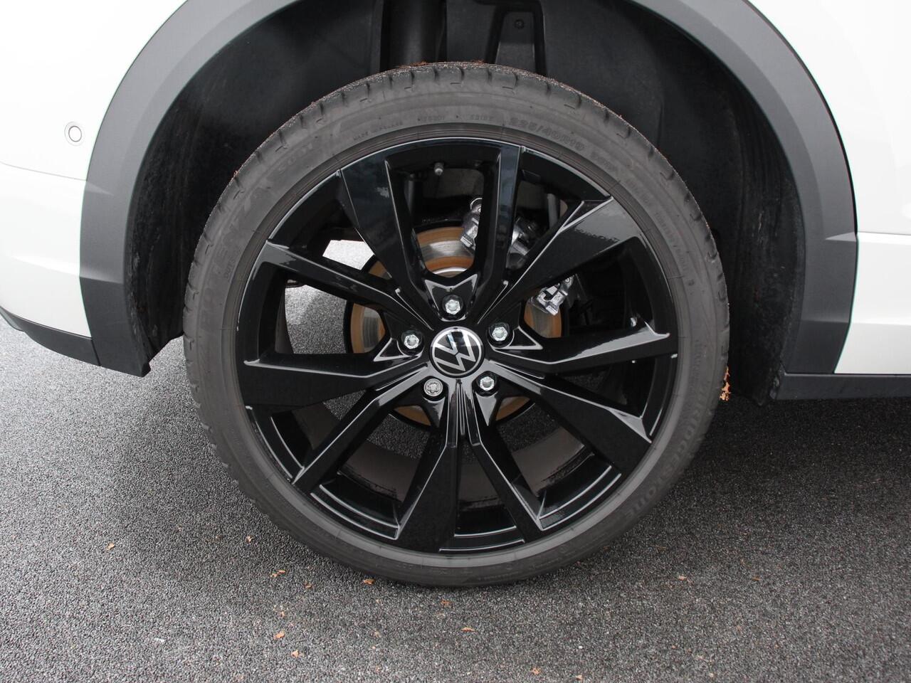 Volkswagen T-Roc 1.5 TSI R-Line+Blackpack Climate control | Adaptieve cruise control | Panoramadak | LED | Navigatie | Achteruitrijcamera | Parkeersensoren | Apple Carplay/ Android Auto | Radio