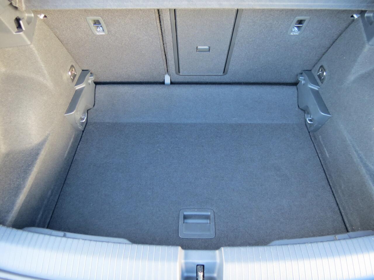 Volkswagen T-Roc 1.0 TSI Life -110pk- | LED | App Connect | Parkeer Assistent | Lane Assist | Climate Control | Rijklaarprijs incl. 1 jaar Bovag garantie