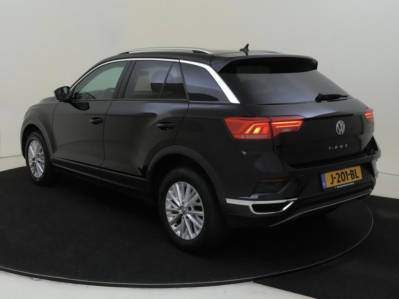 Volkswagen T-Roc 1.5 TSI Style Business | Achteruitrijcamera | Navigatie | Adaptieve cruise control | Elektrisch inklapbare buitenspiegels | CarPlay | Elektrische achterklep | Parkeersensoren |