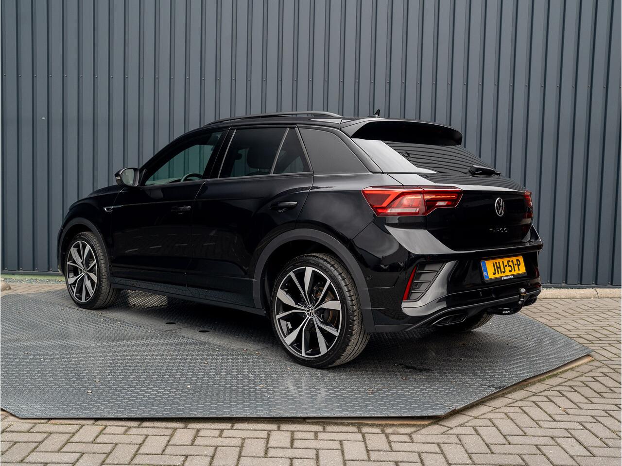 Volkswagen T-Roc 1.5 TSI R-Line | Panodak | Keyless | Side Assist | Elk. A-klep | IQ Light | Camera | Prijs Rijklaar!!