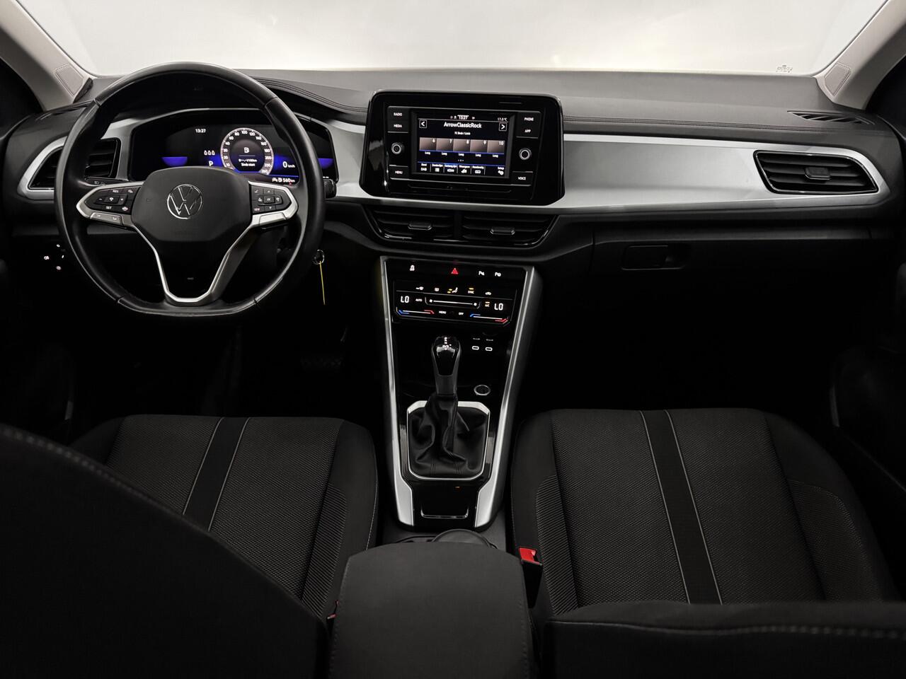 Volkswagen T-Roc 1.5 TSI Life Clima, Parkeersensoren, Apple carplay, Cruise control, Virtual desk, A start stop