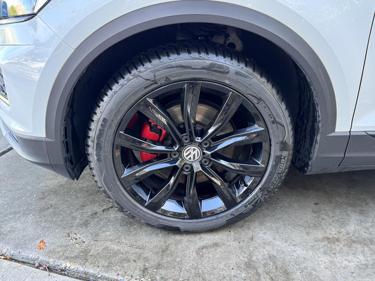 Volkswagen T-Roc 1.5 TSI 150pk DSG Sport Business Panorama Virtual Cockpit Navigatie Stoelverwarming Camera