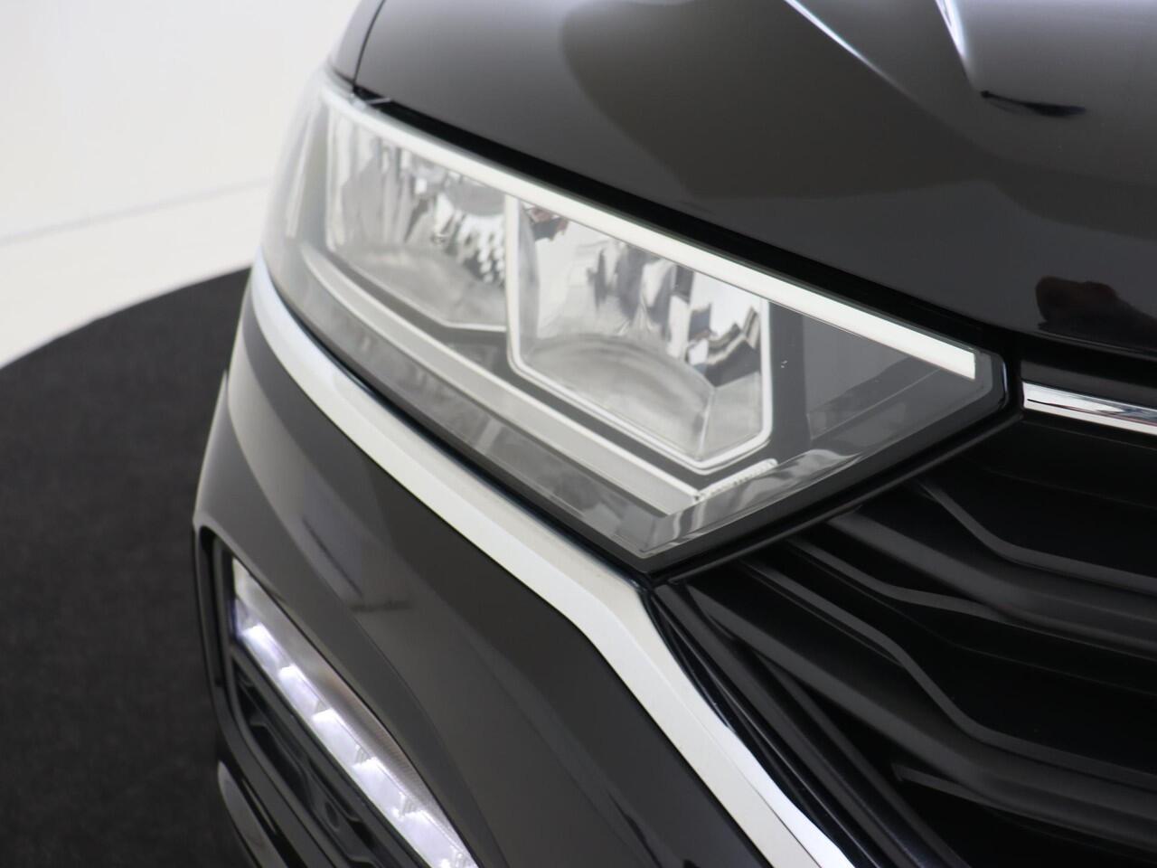 Volkswagen T-Roc 1.5 TSI Style Business | Achteruitrijcamera | Navigatie | Adaptieve cruise control | Elektrisch inklapbare buitenspiegels | CarPlay | Elektrische achterklep | Parkeersensoren |