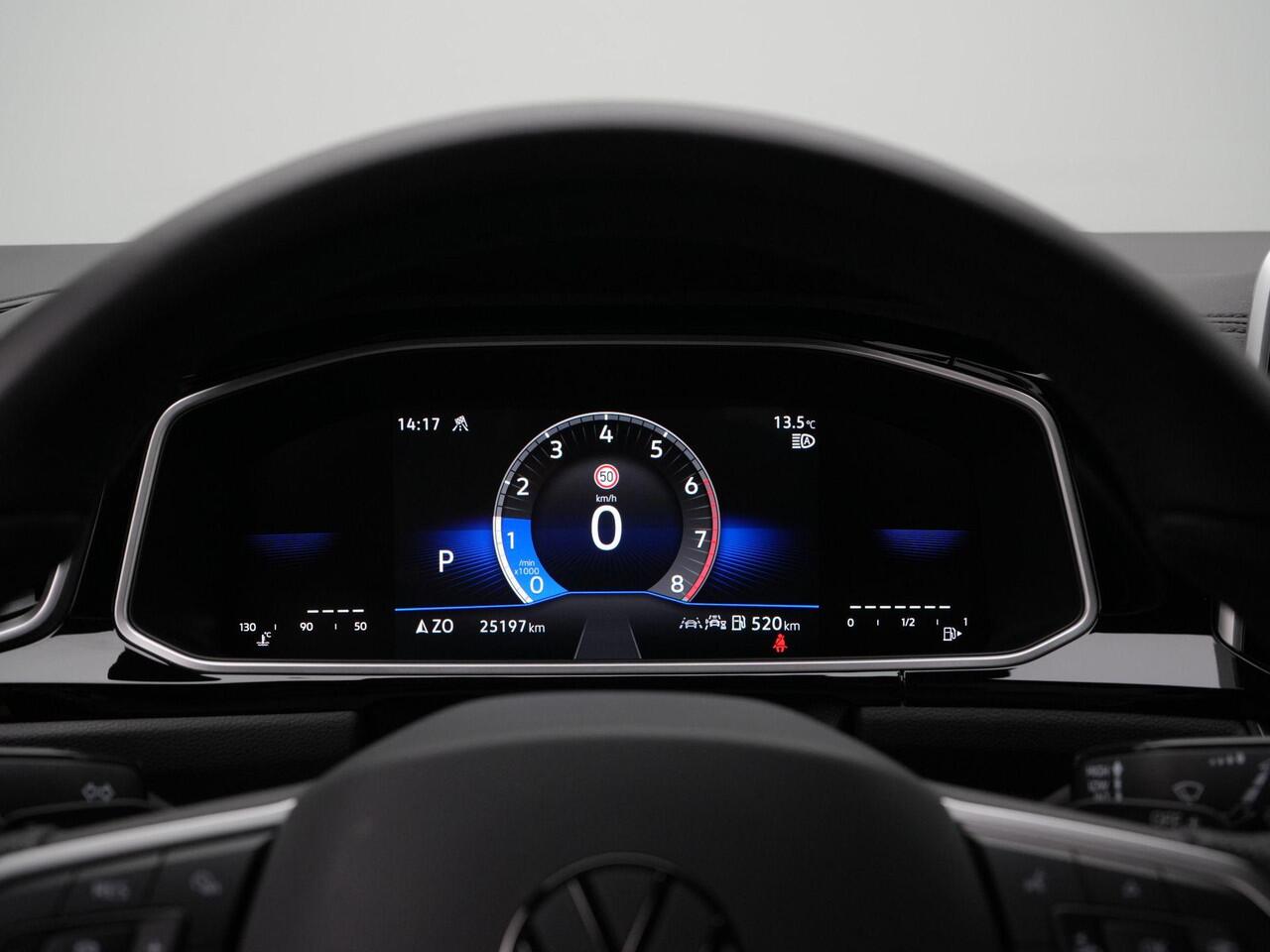 Volkswagen T-Roc 1.5 TSI 150 pk DSG R-Line Edition | Trekhaak | Achteruitrijcamera | Stoelverwarming | Navigatie | Sportonderstel | Park Assist | 17 inch