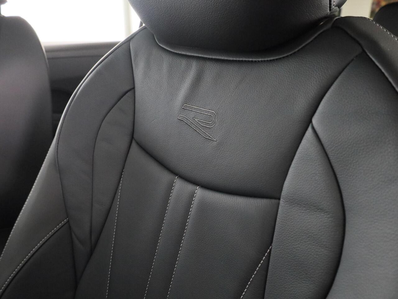 Volkswagen T-Roc R-Line First Edition 1.5 eTSI 110 kW / 150 PK SUV | Interieur Pakket leder 'Varenna' | Black Style Pakket | Panoramaschuif-kanteldak | Trekhaak | Koplampverlichting matrix-led (IQ.LIGHT) | Assistance Pakket | Elek. achterklep