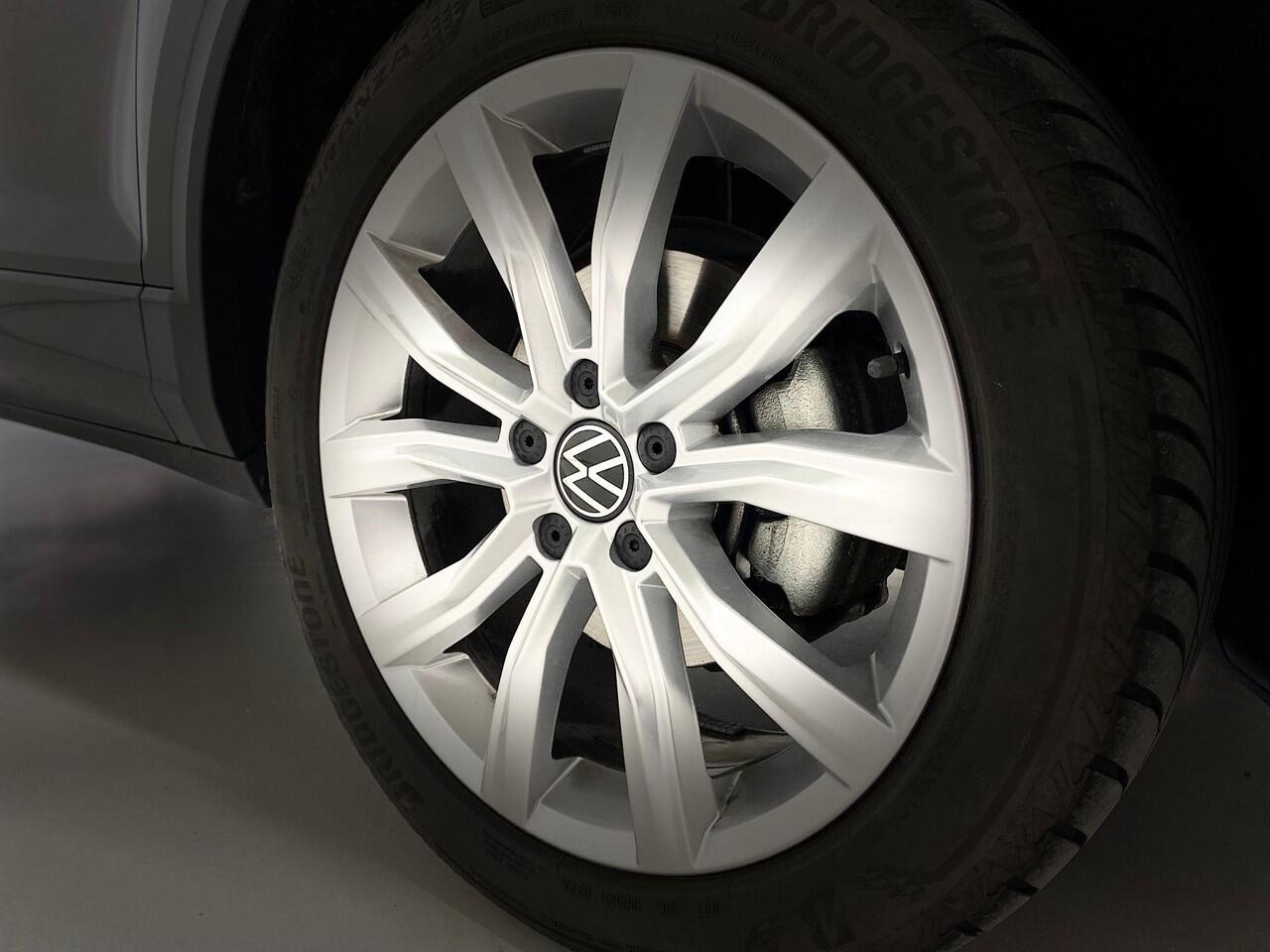 Volkswagen T-Roc 1.5 TSI R Line 2x R line edition Camera IQ-light/Matrix ACC Navigatie 17inch Virtual Cockpit Apple carplay