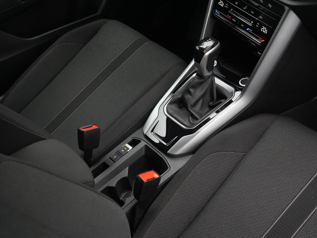 Volkswagen T-Roc 1.5 TSI 150 pk DSG Life Edition | Navigatie | Achteruitrijcamera | Side Assist | Adaptive Cruise | Climatronic