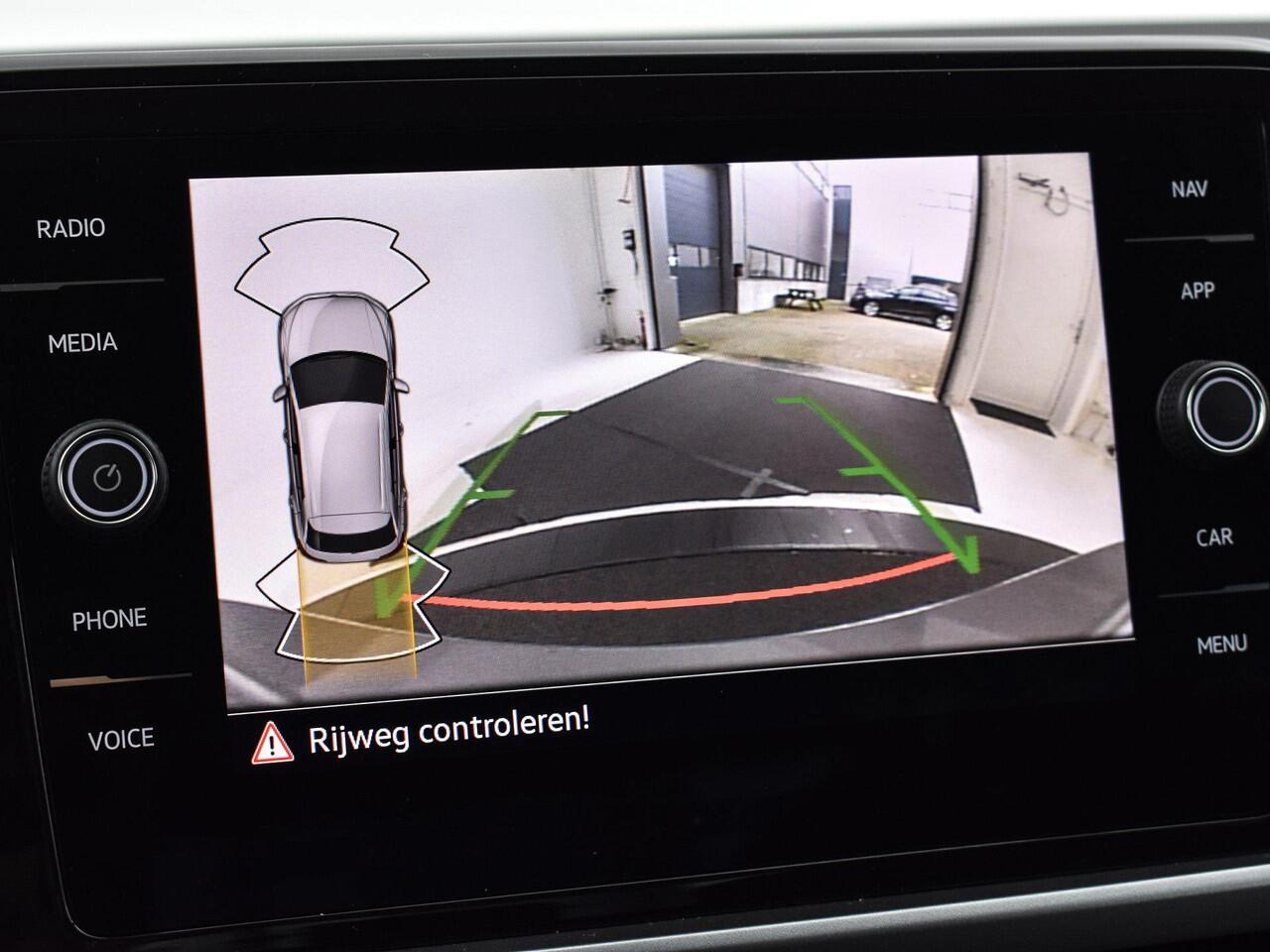 Volkswagen T-Roc 1.5 TSI 150pk DSG Life Edition · Apple/Android Car Play · Navigatie · Camera · P-Sensoren · Park Assist · 17'' Inch · Garantie t/m Februari 2027