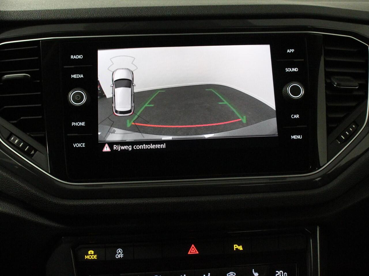 Volkswagen T-Roc 1.5 TSI 150pk Automaat Sport Team | Navigatie | Apple Carplay/Android Auto | Camera | Electrische achterklep | Climate Control | Led | Lichtmetalen Velgen