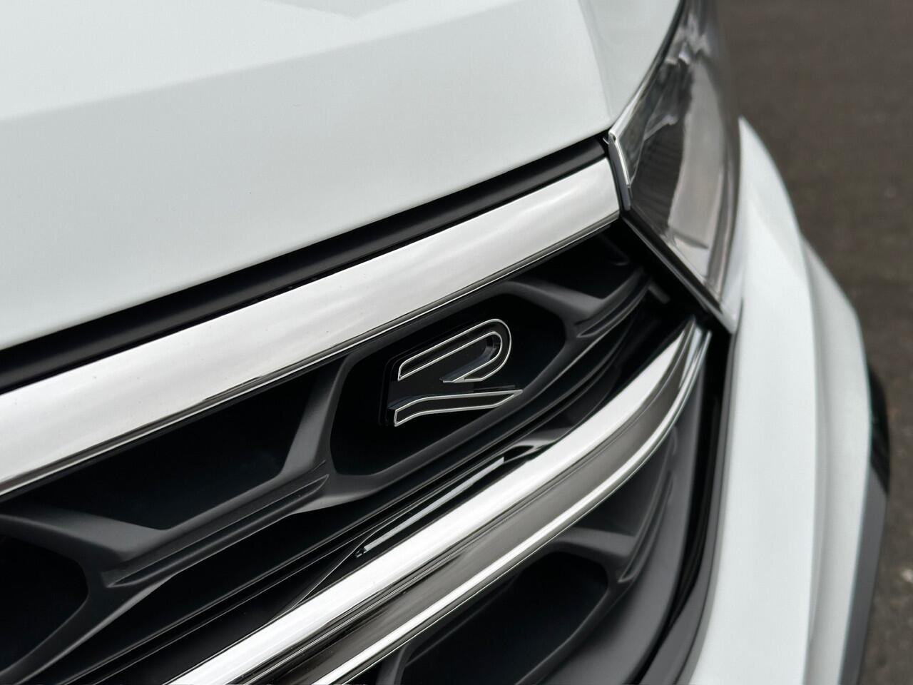 Volkswagen T-Roc 1.5 TSI R-Line | Black style | Panoramadak | 19 inch | Camera | Keyless | Dode hoek | Rijklaar incl. garantie